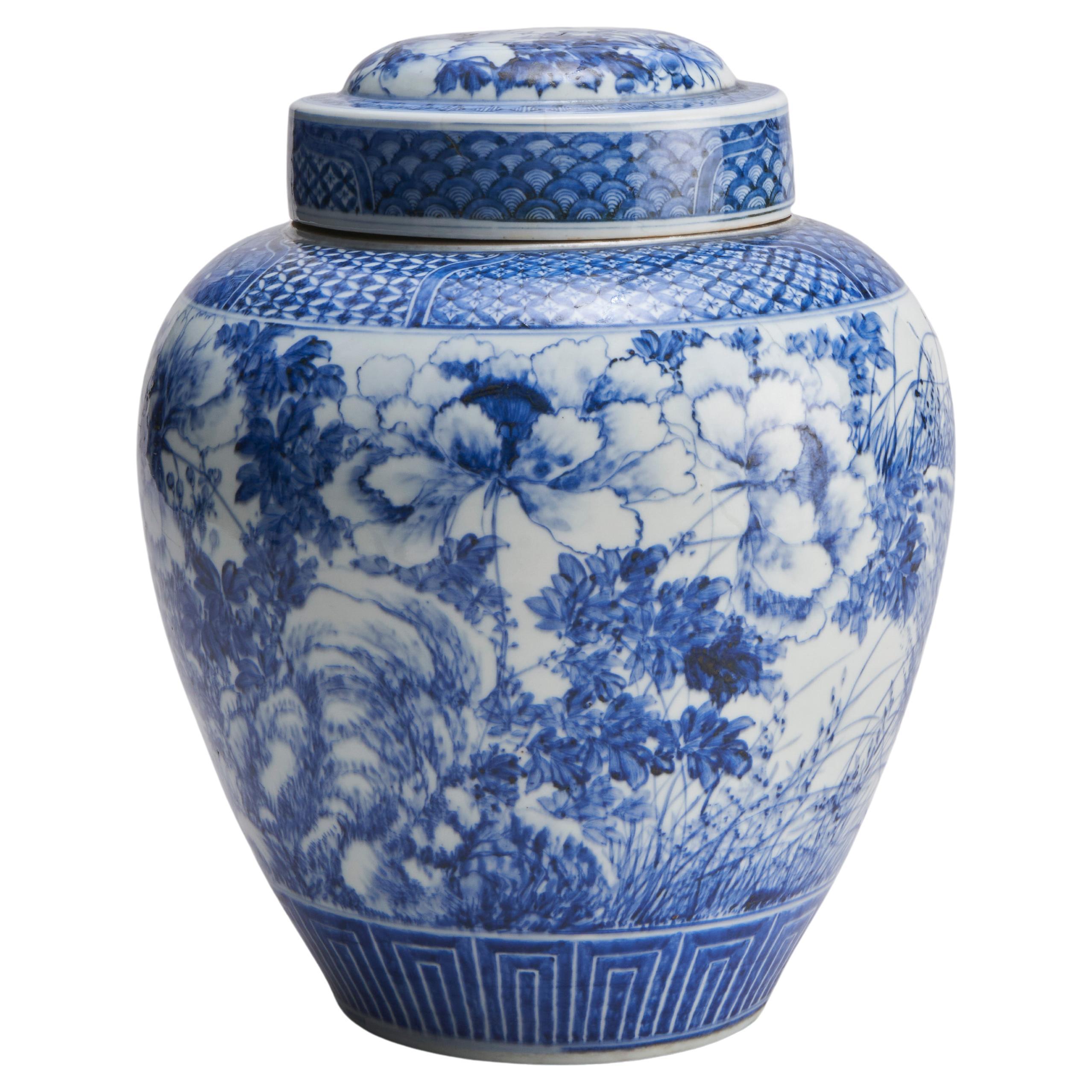 Jarre inhabituelle en porcelaine japonaise bleue et blanche avec bouchon intérieur en vente