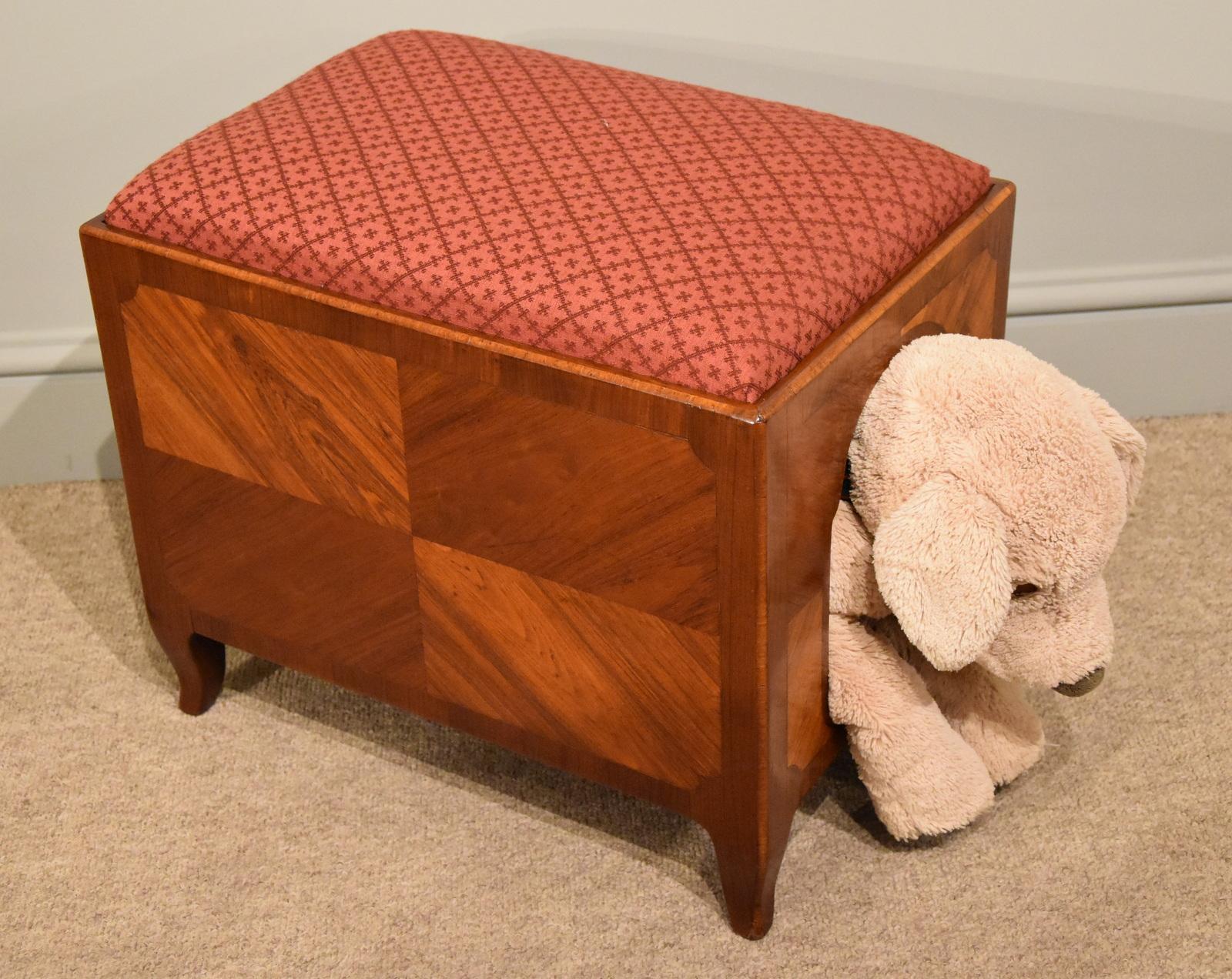 An unusual mid-19th century kingwood French dog kennel/stool.

Measures: Height 18