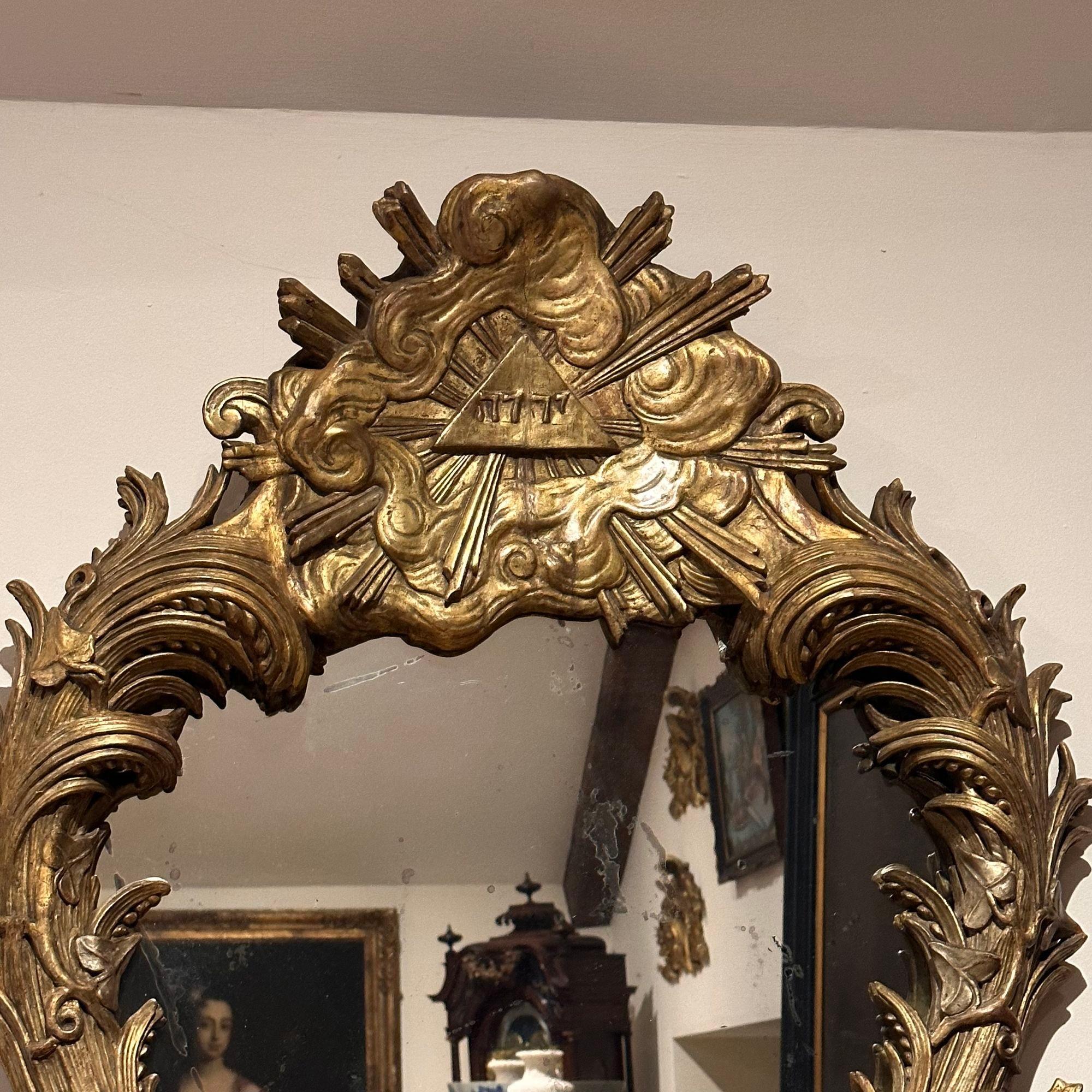 italien Miroir mural inhabituel en bois sculpté et doré en vente