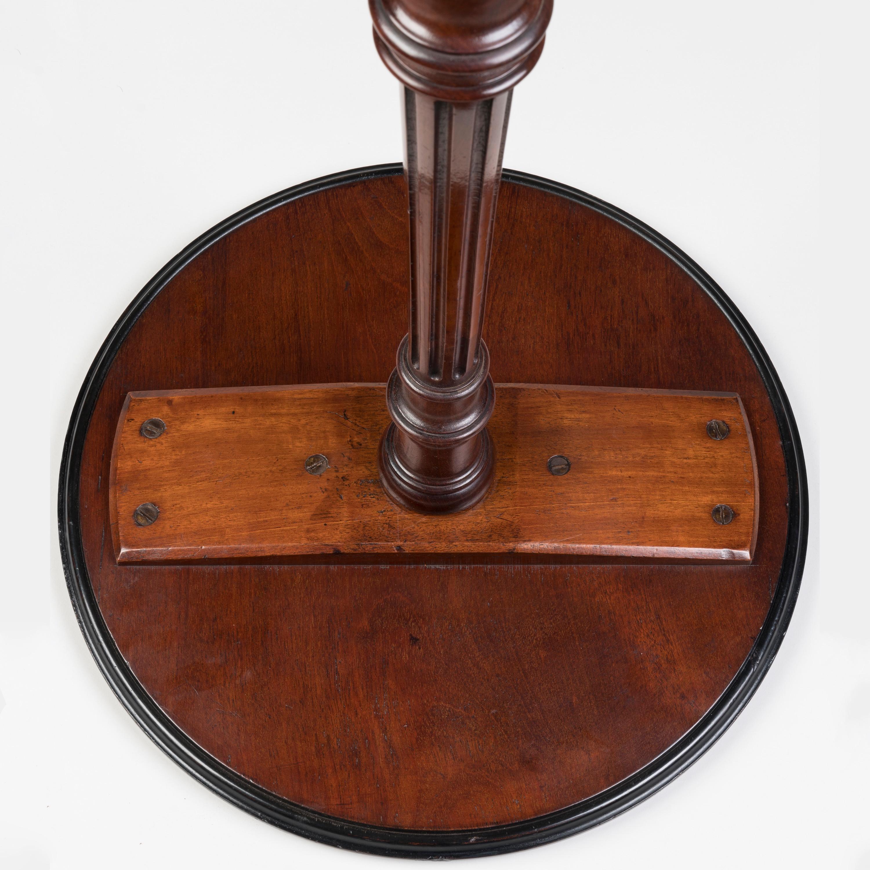 XIXe siècle Table à plateau en marqueterie attribuée à Jackson & Graham en vente