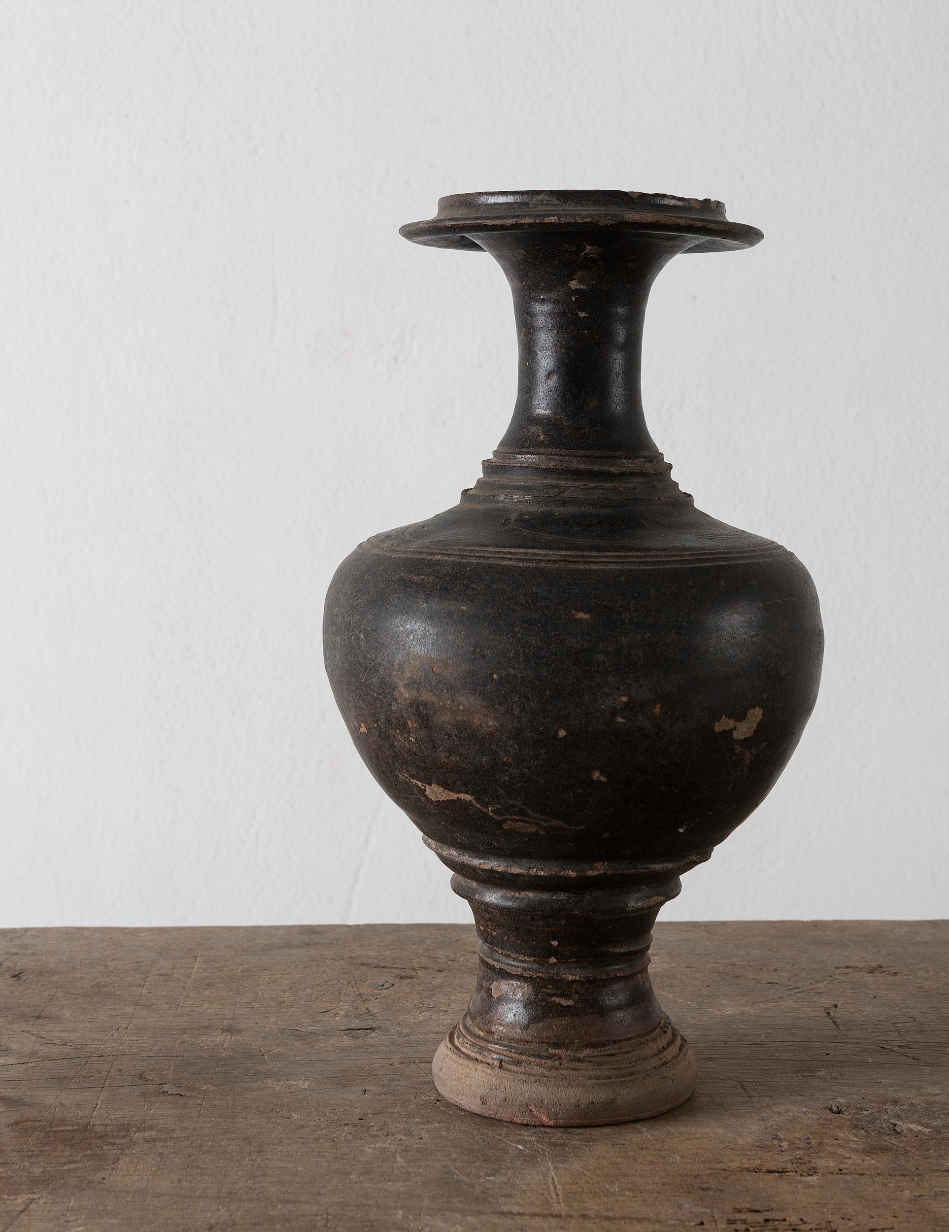 Unusual Near Pair of Khmer Vessels, Angkor Wat Period, 11th-12th Century In Good Condition For Sale In Jesteburg, DE