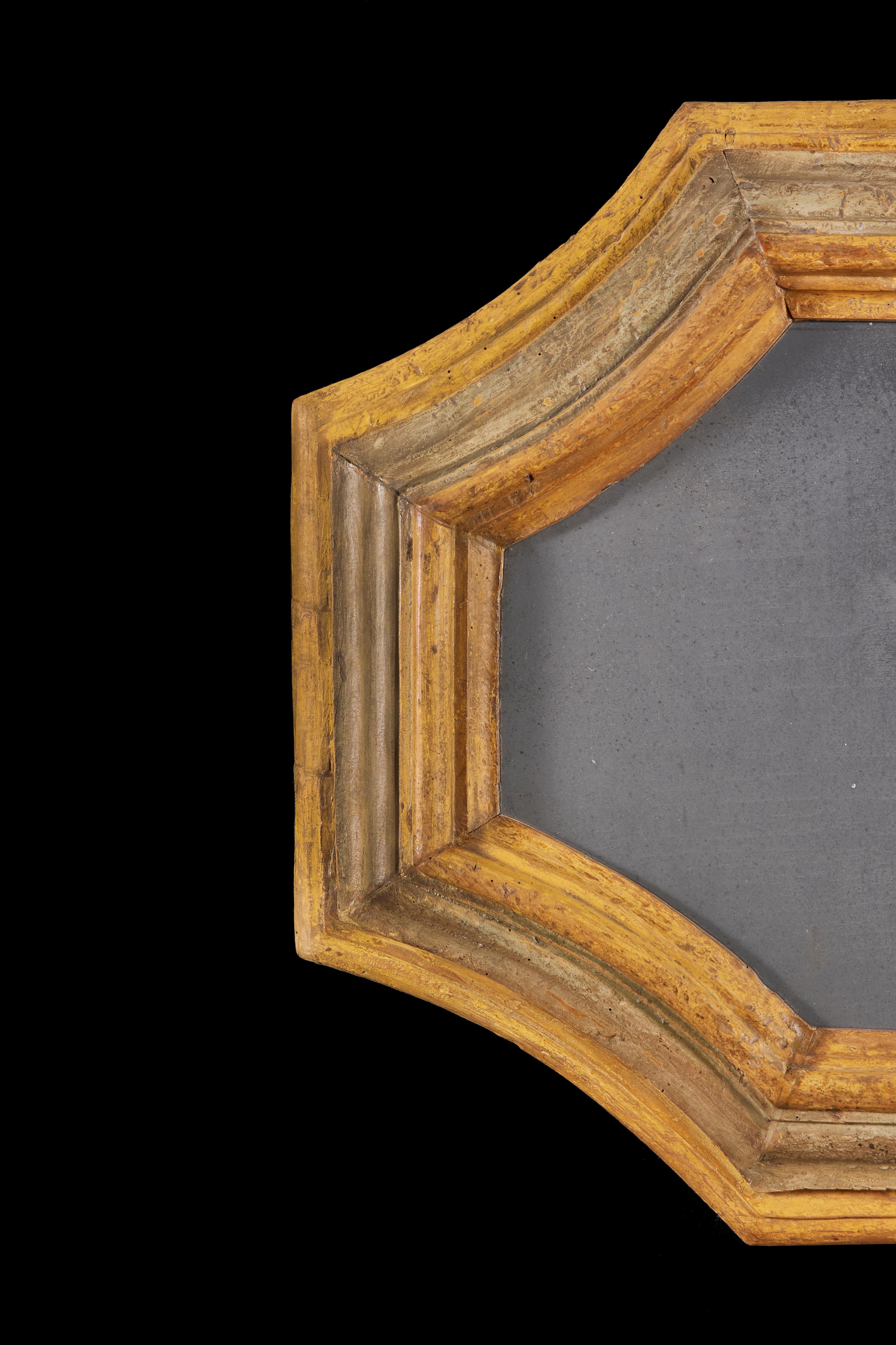 An Unusual Pair of 18th Century Tuscan Octagonal Mirrors In Good Condition For Sale In London, GB