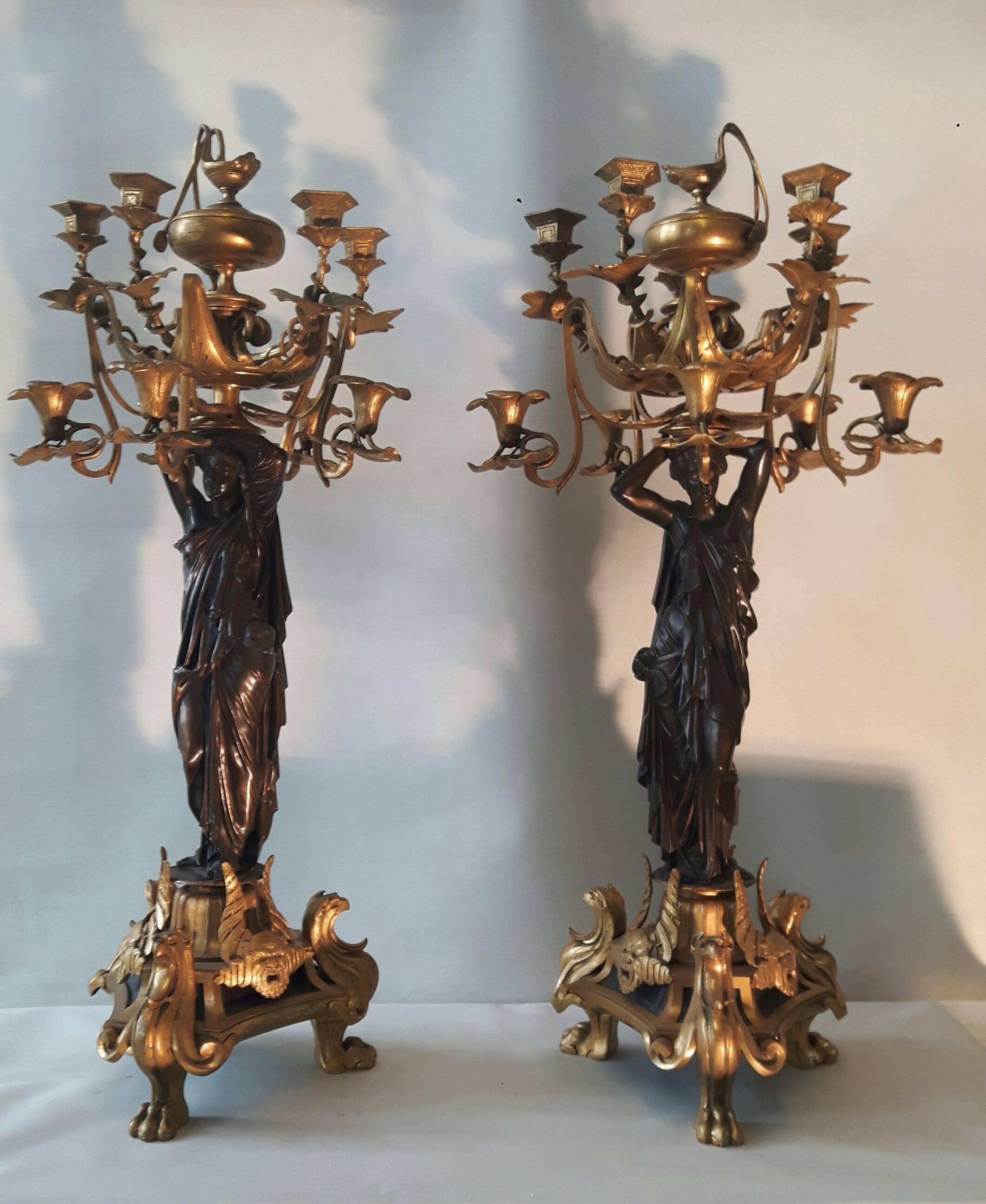 Ungewöhnliches Paar französischer Kandelaber des 19. Jahrhunderts (Bronze) im Angebot