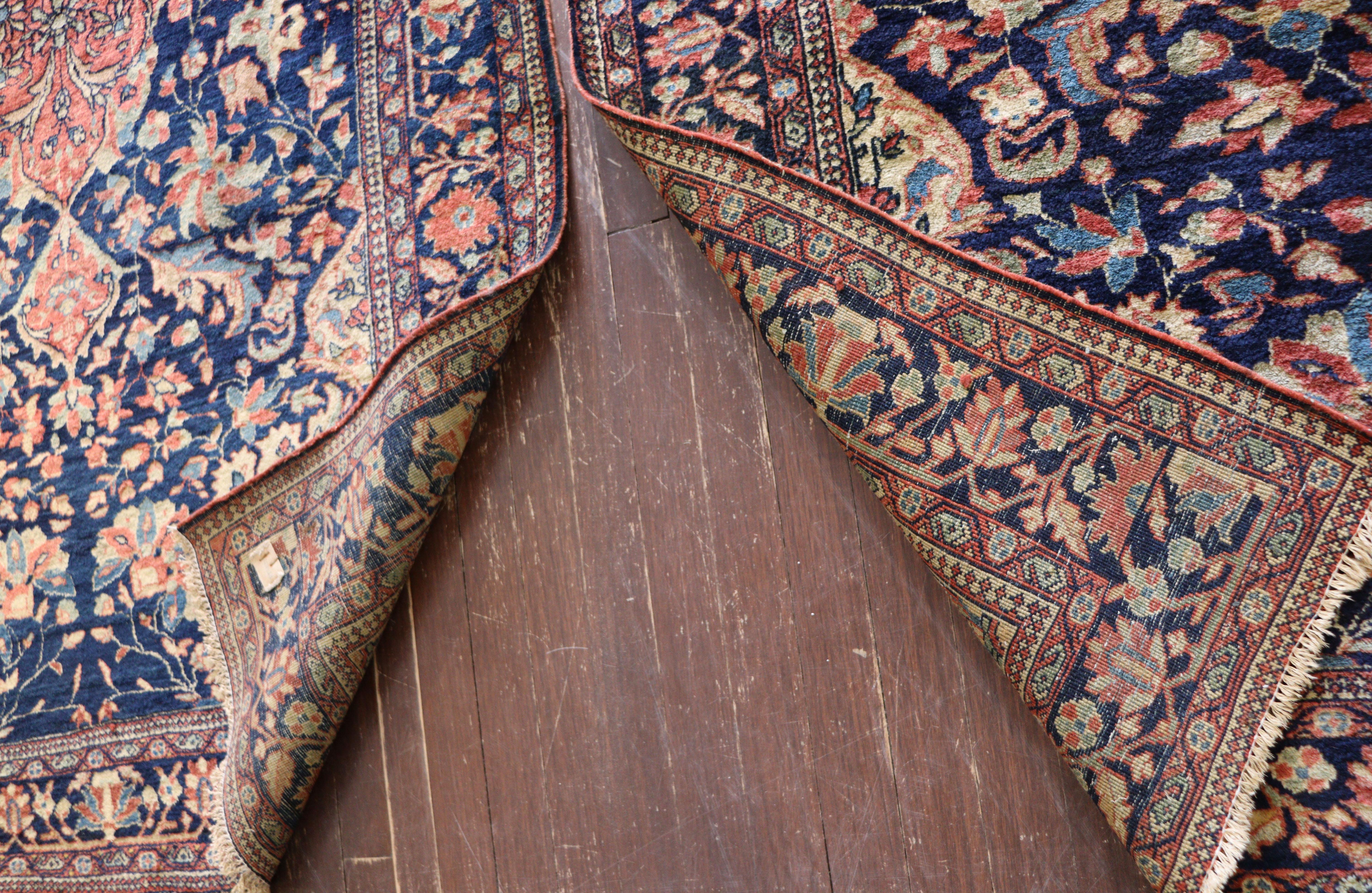 Veuillez me demander le meilleur moyen d'expédition.
 Une paire inhabituelle de tapis anciens Feraghan Sarouk du nord-ouest de la Perse, faits à la main. 4'3
