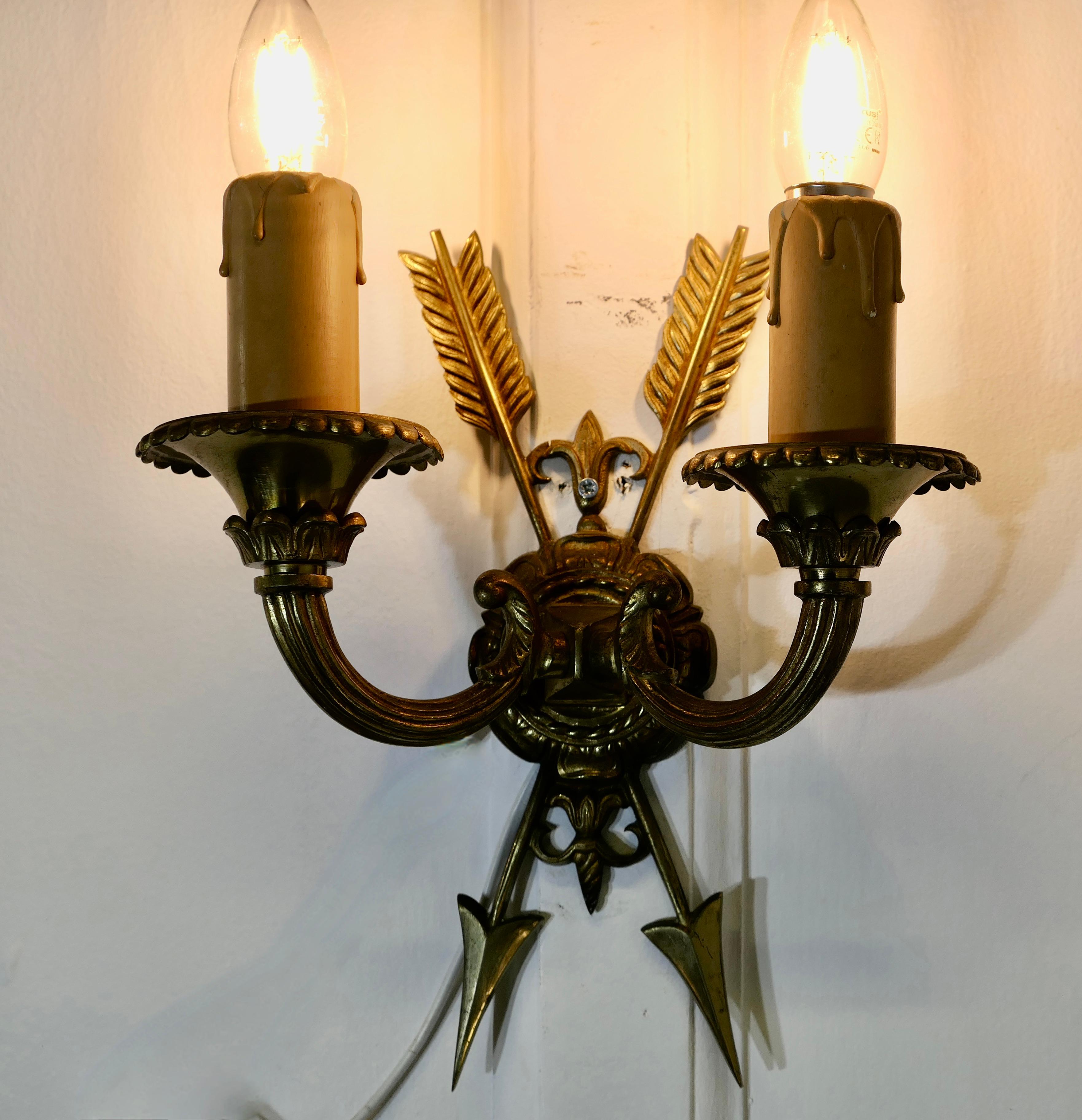 Paire inhabituelle de Twin Wall Lights en laiton français, avec des Arrows (flèches)


Il s'agit d'une paire de lampes très attrayante, chacune ayant deux appliques et un motif de flèches croisées sur la plaque arrière.

Les lampes sont en bon état