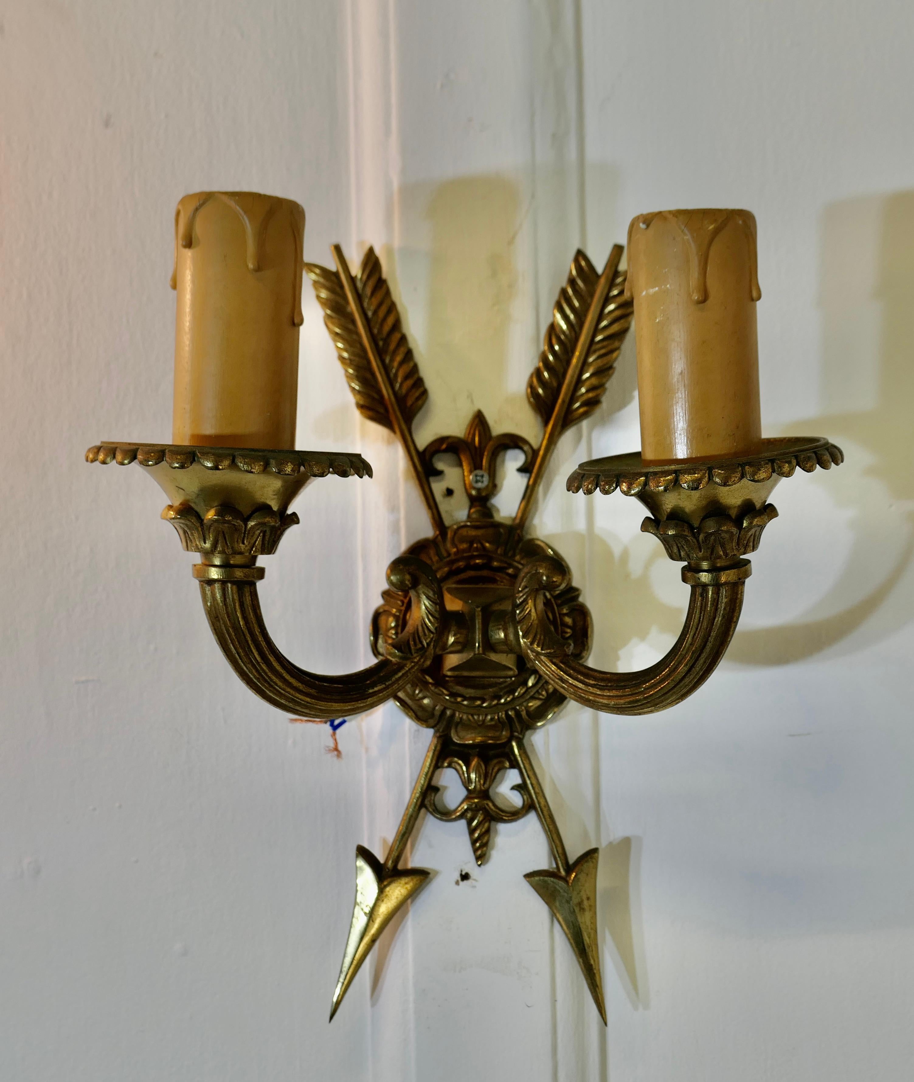 Arts and Crafts Paire inhabituelle de Twin Wall Lights en laiton français, avec des Arrows (flèches) en vente