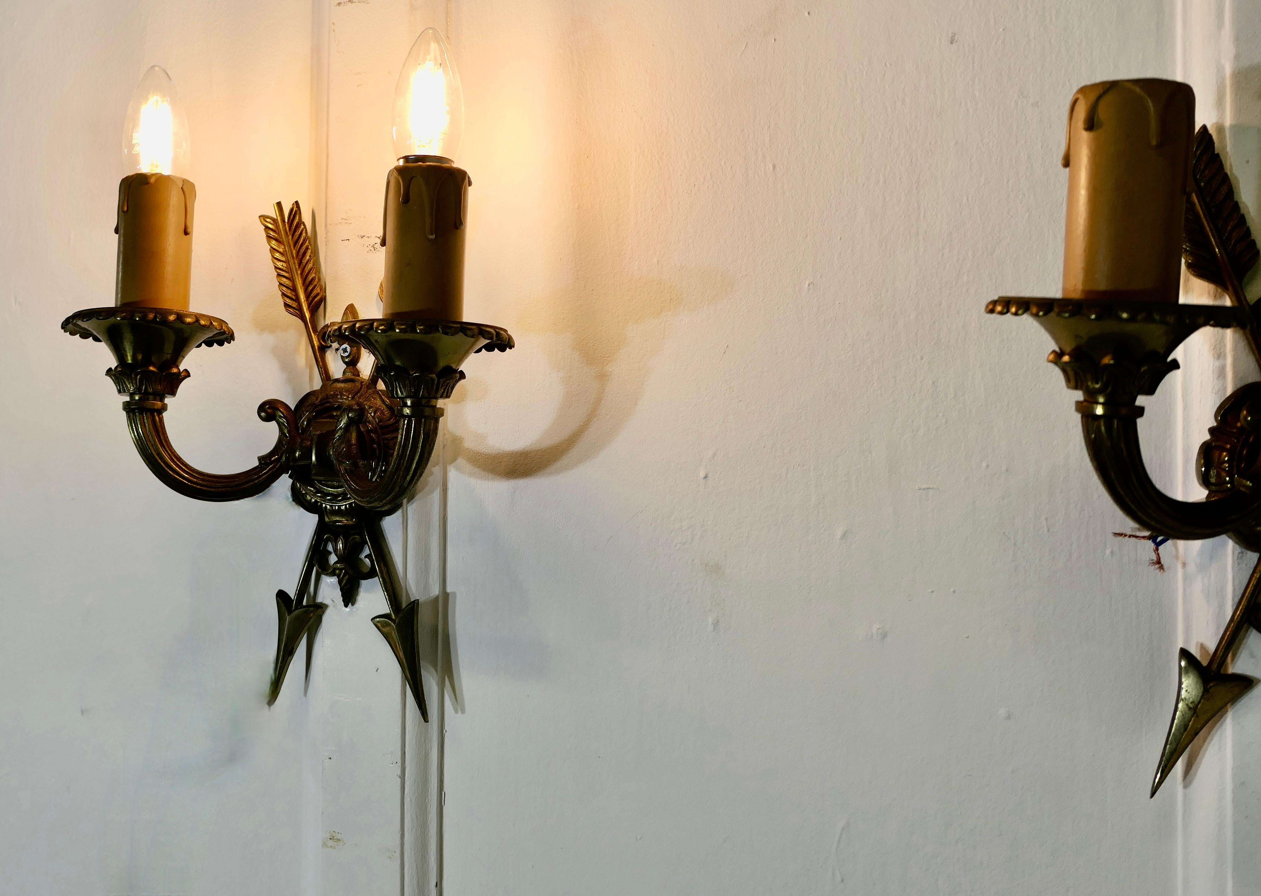 Paire inhabituelle de Twin Wall Lights en laiton français, avec des Arrows (flèches) Bon état - En vente à Godshill, Isle of Wight