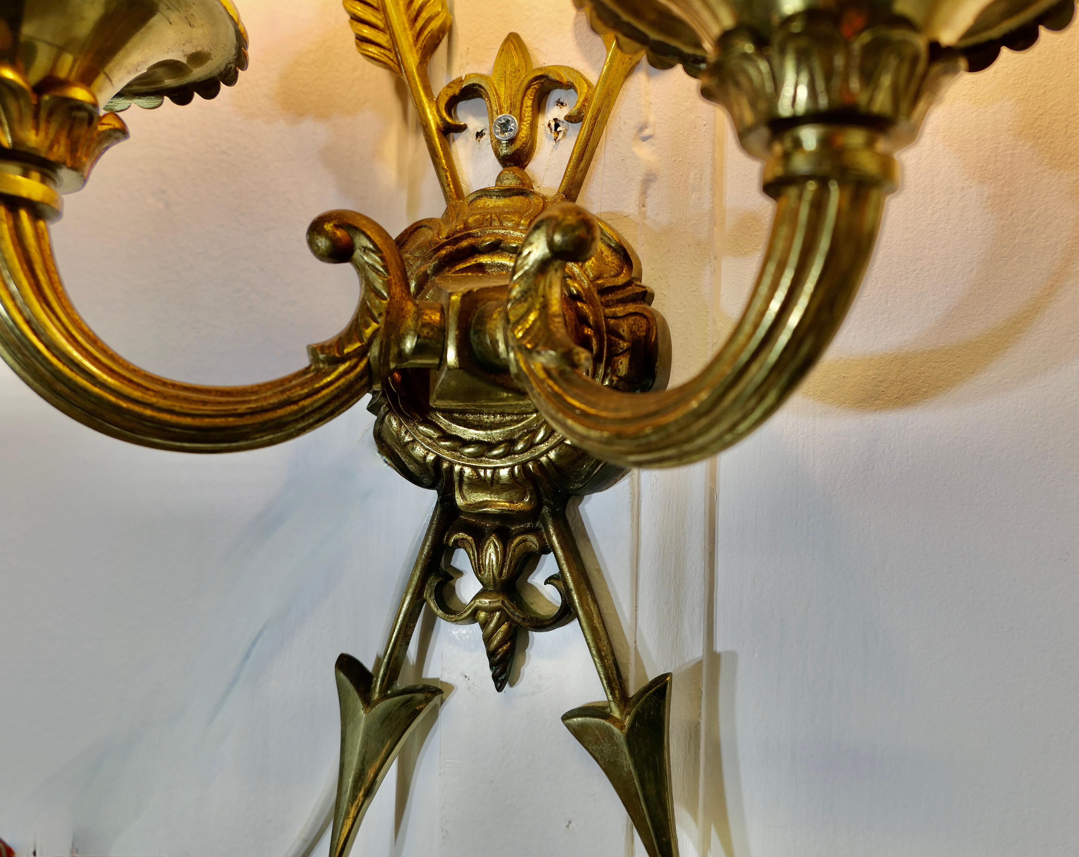 Milieu du XXe siècle Paire inhabituelle de Twin Wall Lights en laiton français, avec des Arrows (flèches) en vente