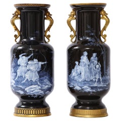Paire inhabituelle de vases japonais signés Pate Sur Pate et en porcelaine dorée