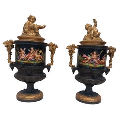 Une paire inhabituelle de  Vases français peints à la main dans des couleurs d'émail vives