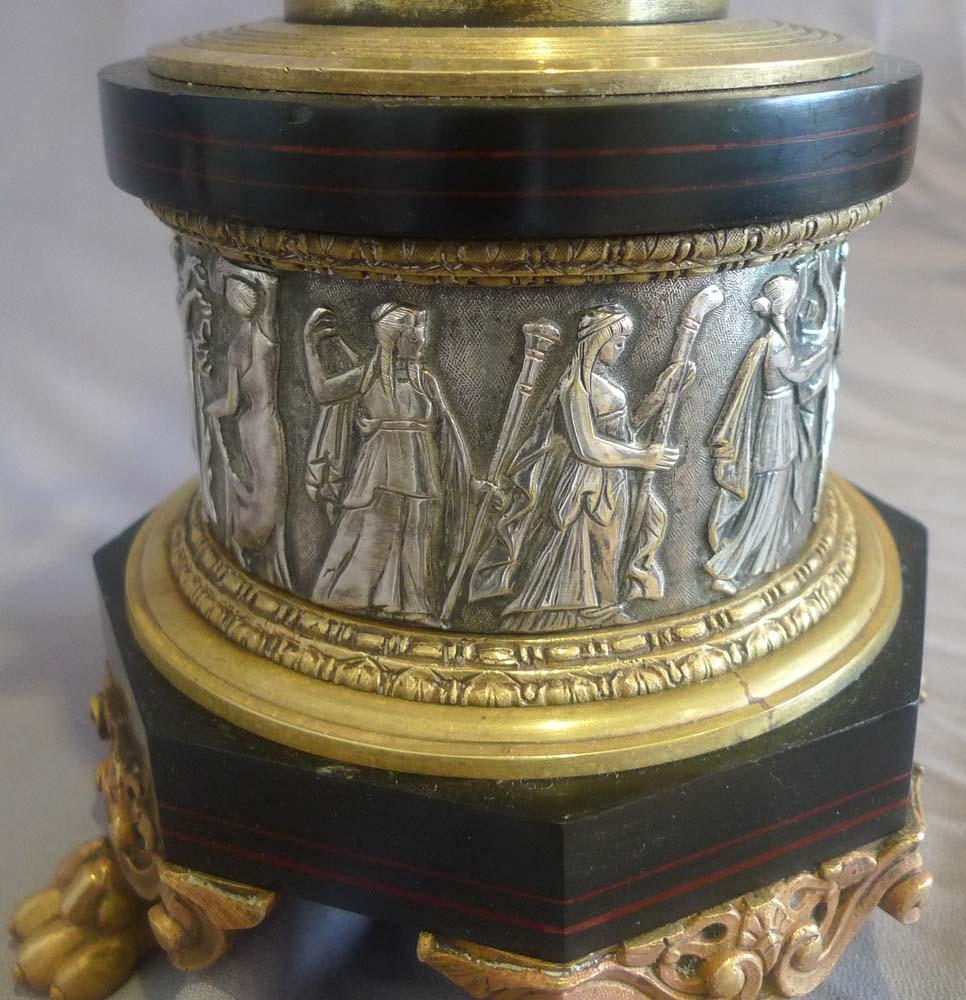 Ungewöhnliches Paar vergoldeter und versilberter Bronze-Kandelaber mit Intarsien aus Marmor (Französisch) im Angebot