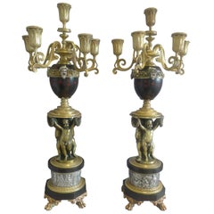 Paire inhabituelle de candélabres à 6 appliques en bronze doré et argenté, incrustés de marbre