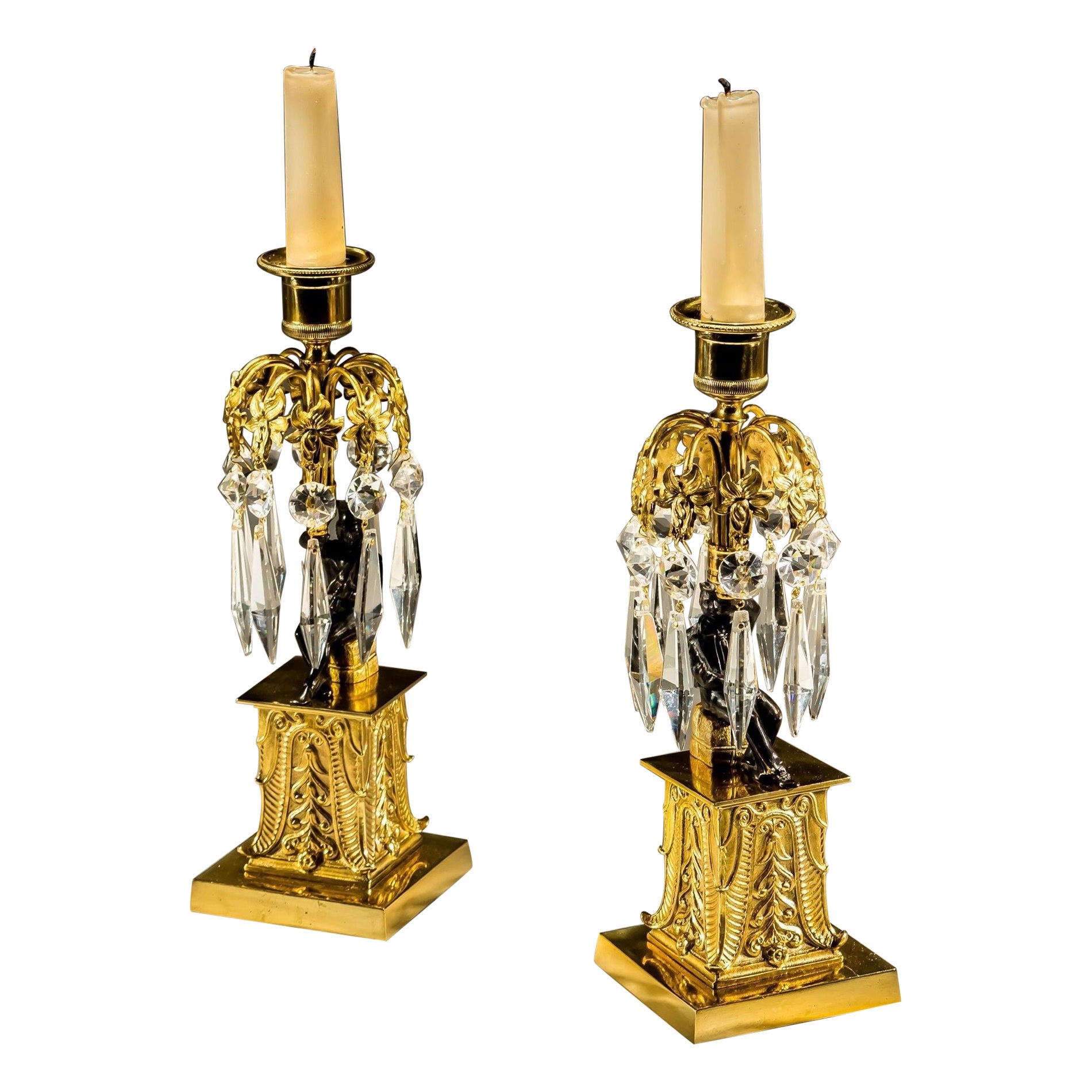 Paire de chandeliers inhabituels en bronze et doré représentant une figure militaire en vente