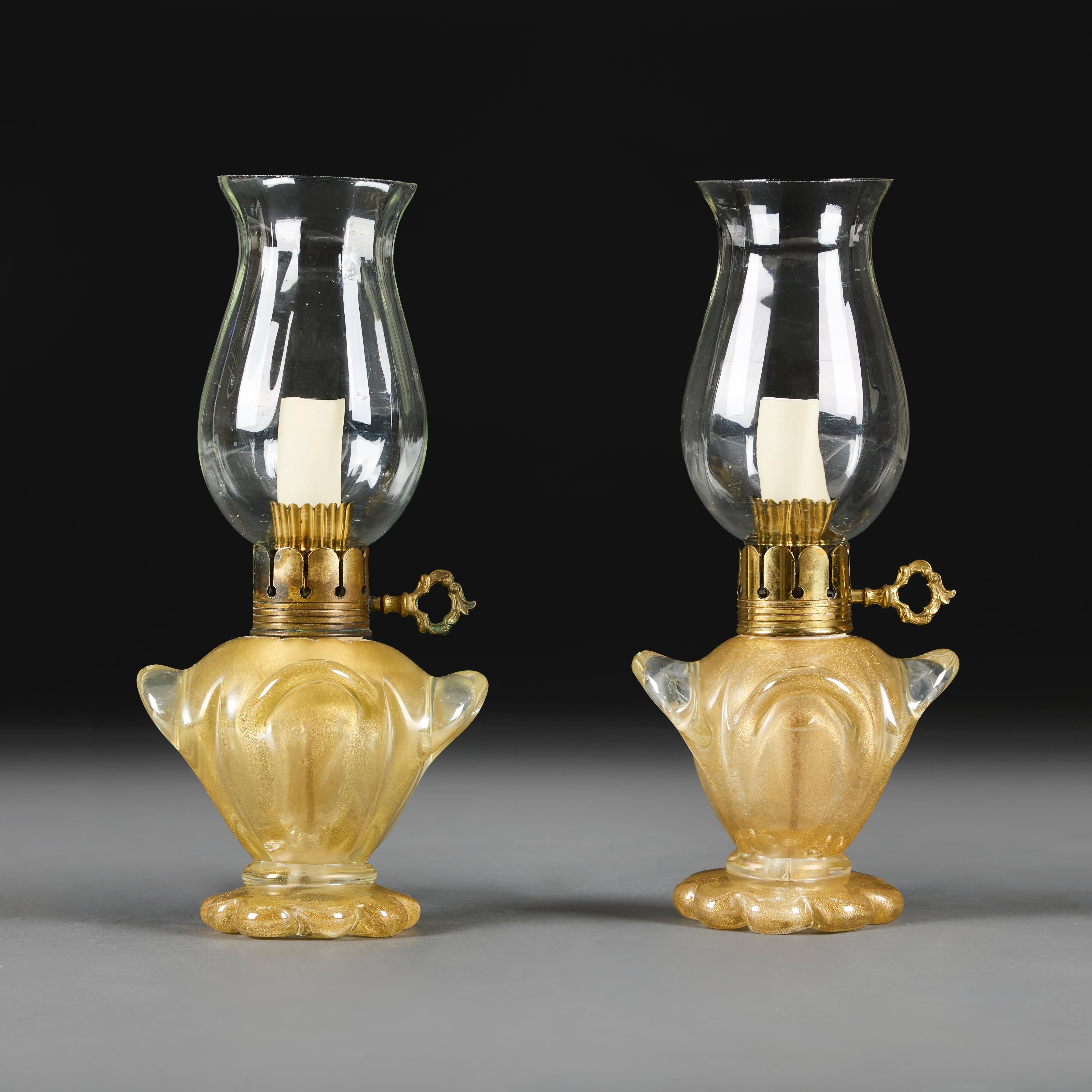 Mid-Century Modern Paire de lampes d'ouragan en verre de Murano doré en vente