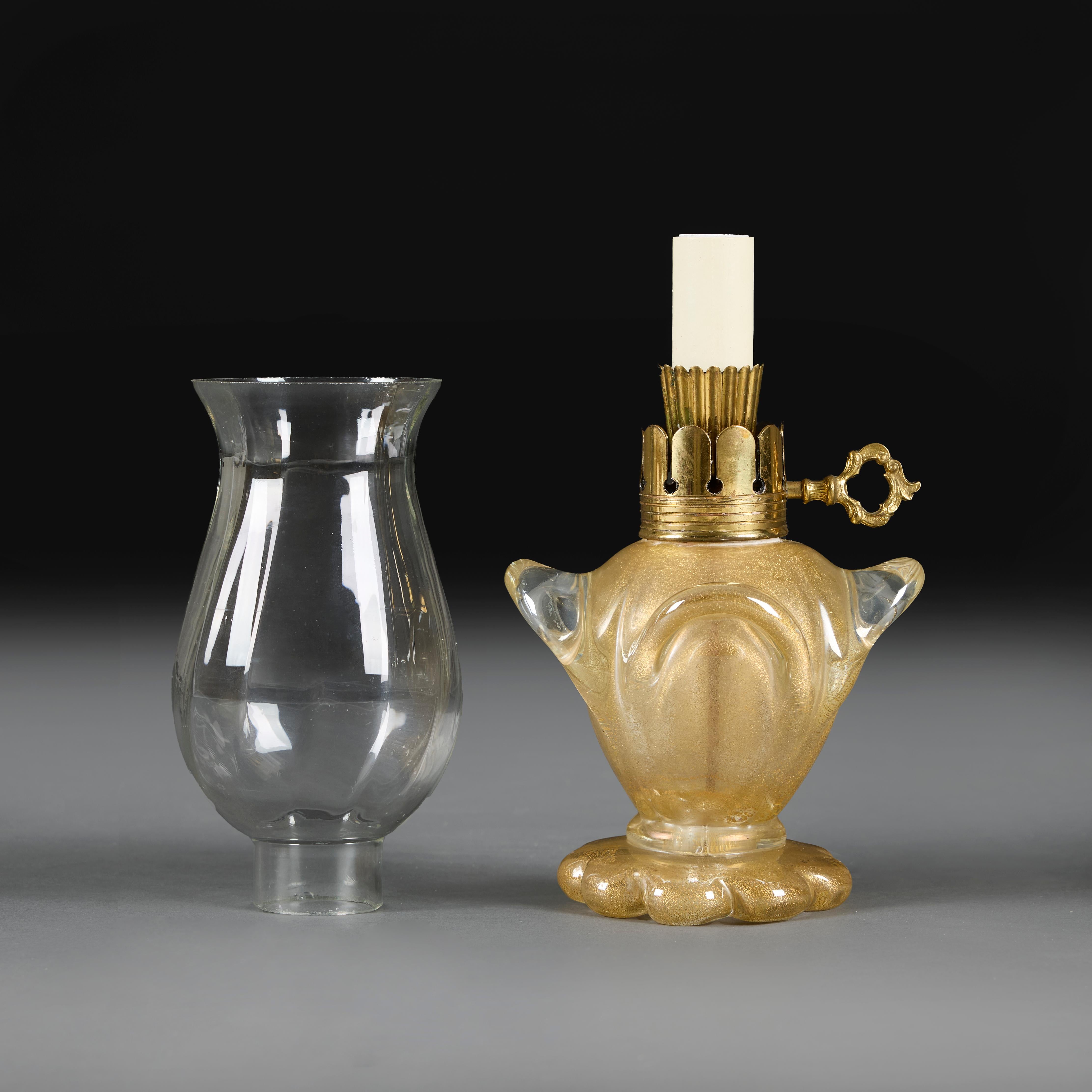 italien Paire de lampes d'ouragan en verre de Murano doré en vente