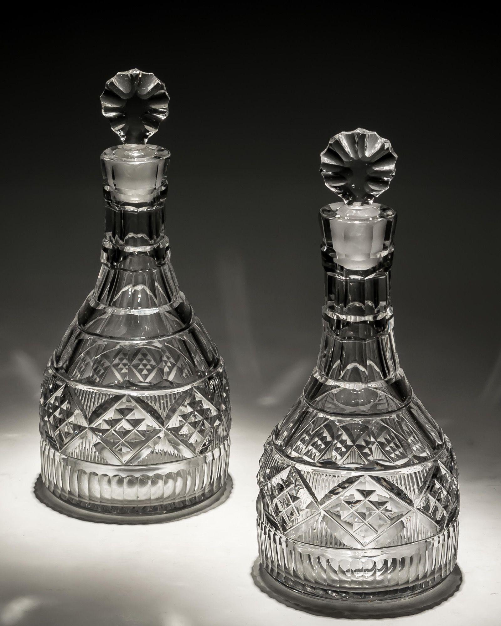 XVIIIe siècle Paire inhabituelle de carafes en verre taillé irlandais en vente