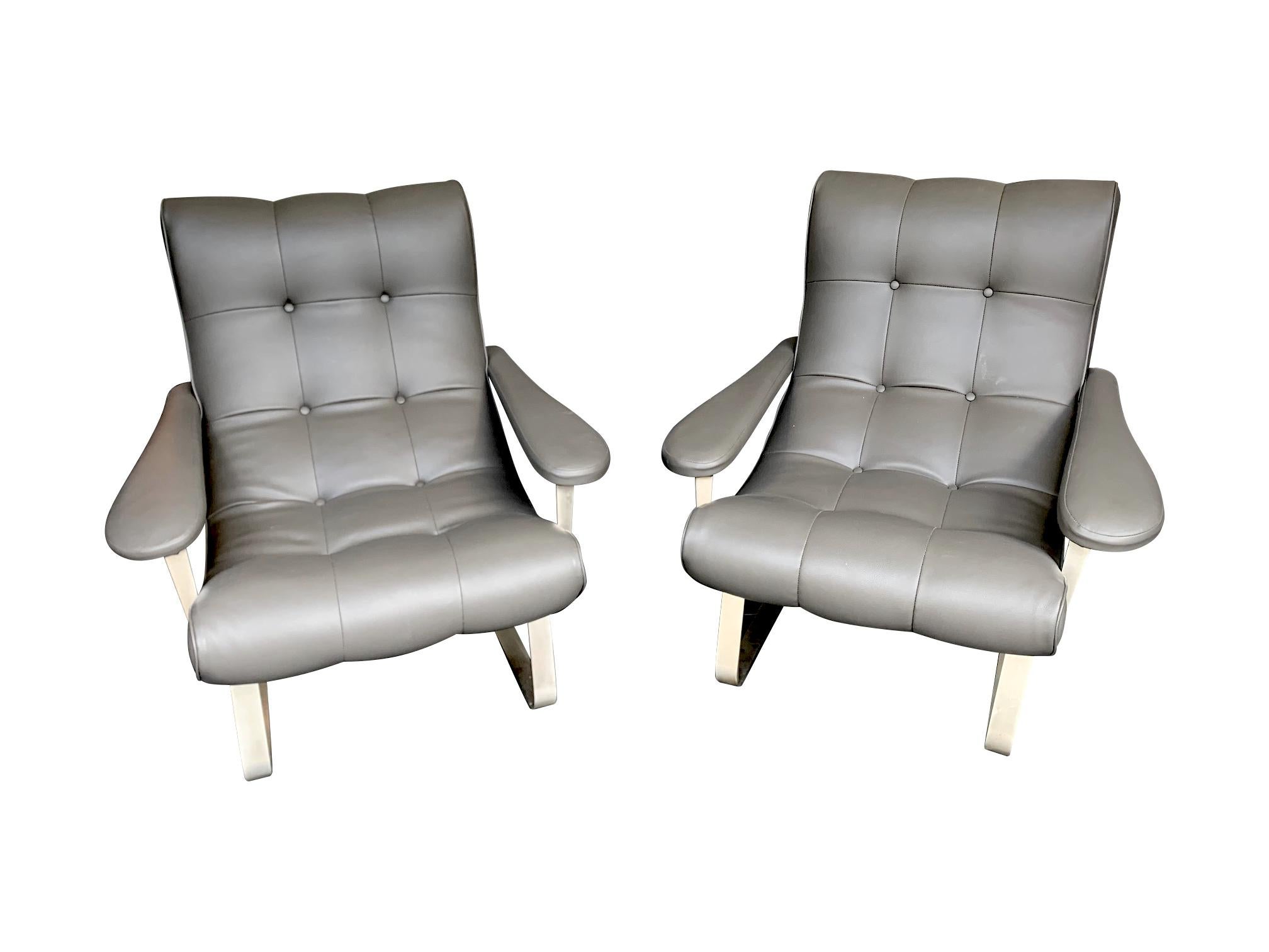 Unusual Pair of Italian 1970s Cantilevered Armchairs with Brushed Metal Legs In Good Condition In London, GB