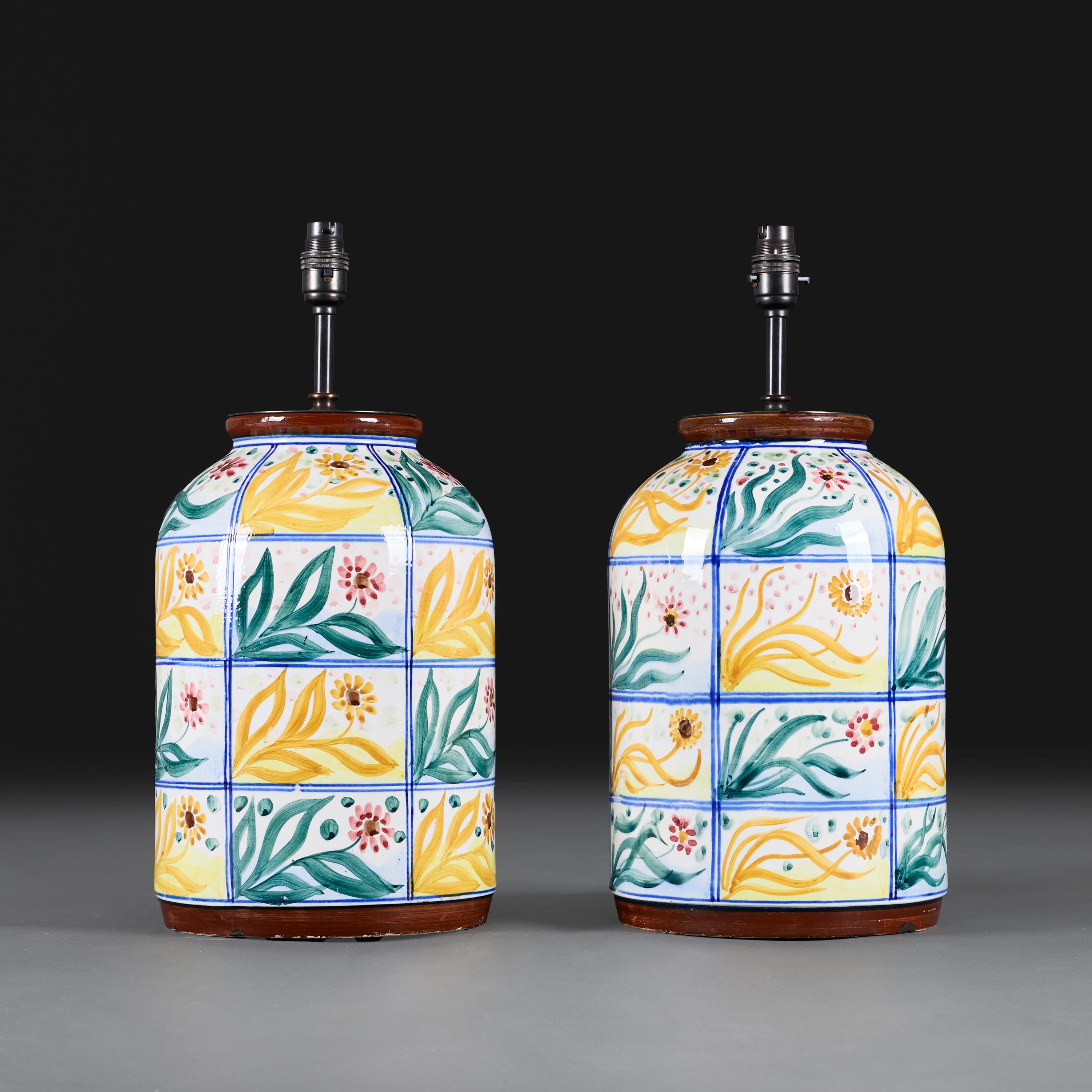 Paire inhabituelle de jarres en poterie polychrome italienne utilisées comme lampes Bon état - En vente à London, GB