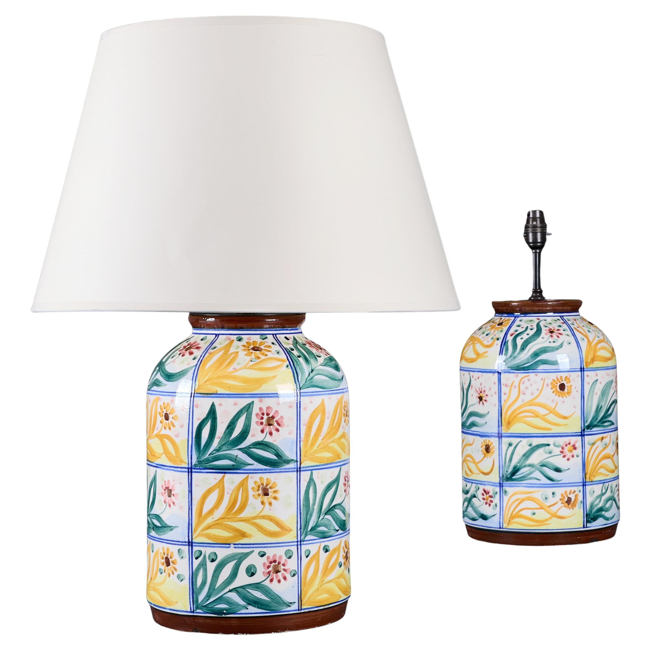 Paire inhabituelle de jarres en poterie polychrome italienne utilisées comme lampes en vente