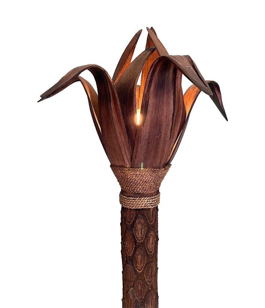 Un lampadaire inhabituel avec un vrai tronc de palmier et des feuilles en bois en vente 5