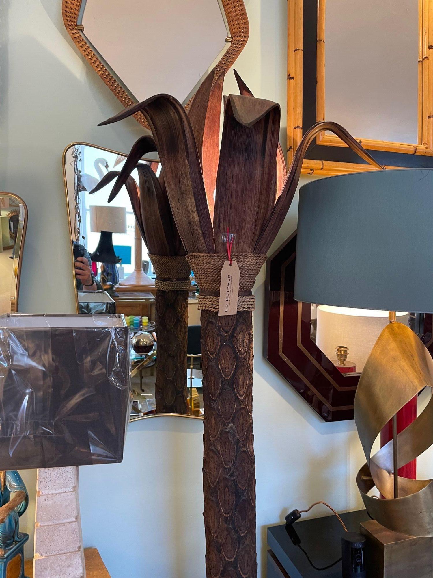 Un lampadaire inhabituel avec un vrai tronc de palmier et des feuilles en bois en vente 6