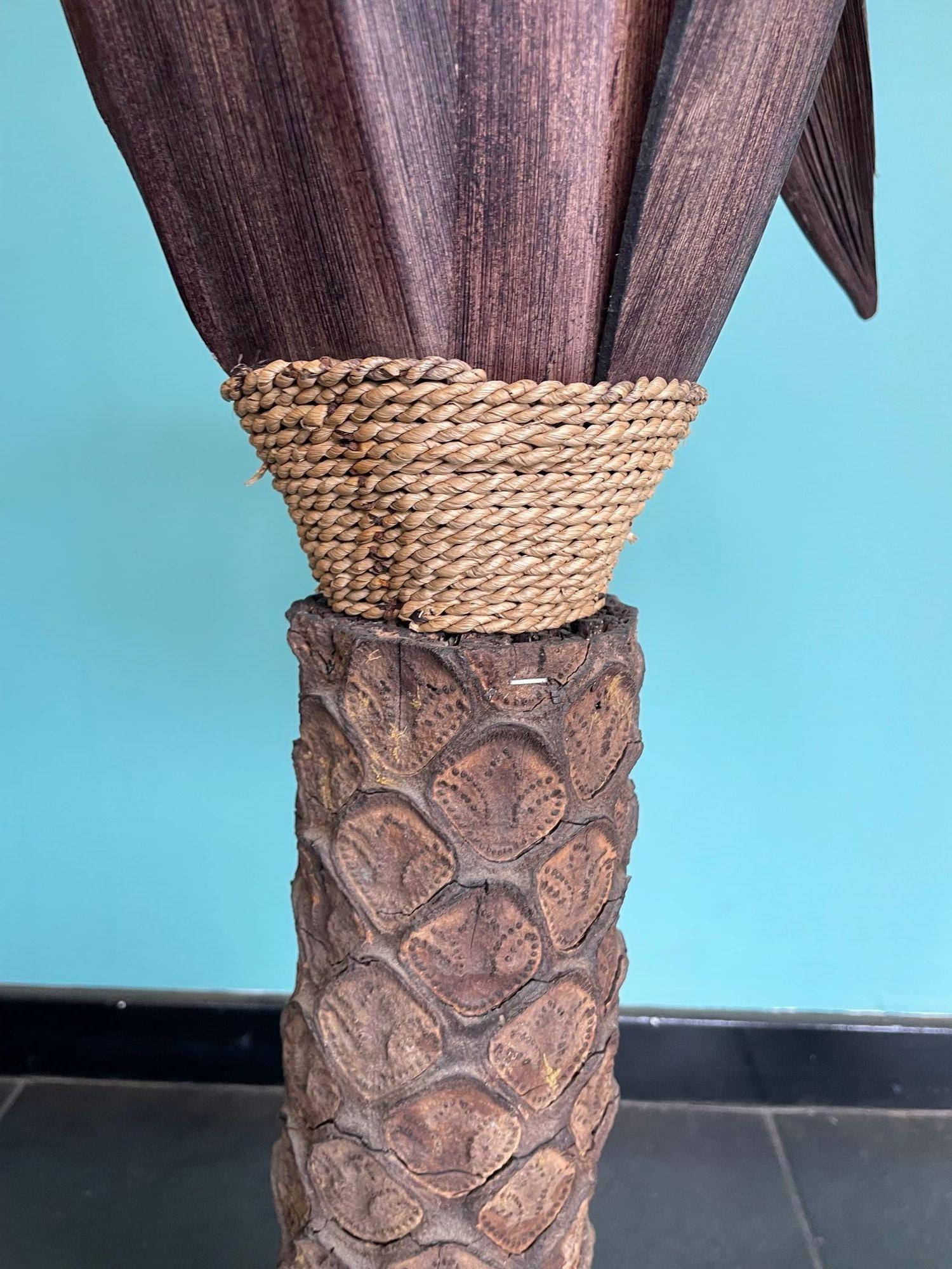 Un lampadaire inhabituel avec un vrai tronc de palmier et des feuilles en bois en vente 8