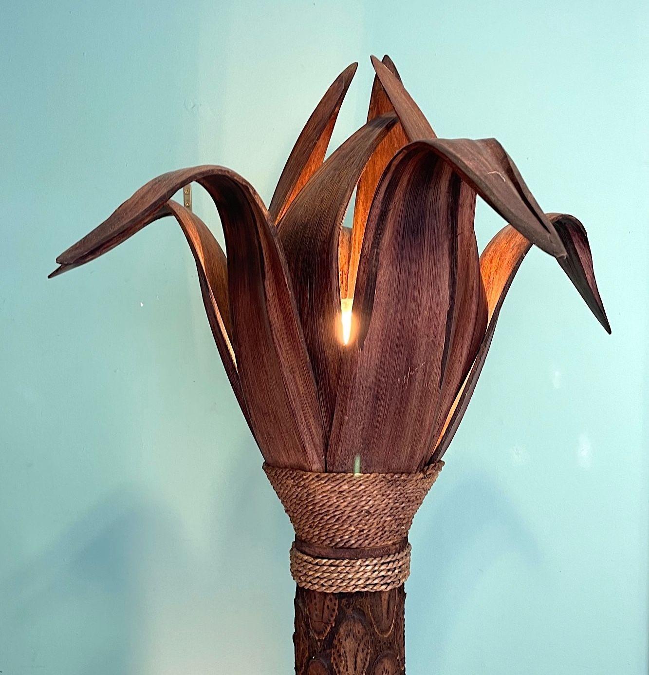 Un lampadaire inhabituel avec un vrai tronc de palmier et des feuilles en bois en vente 9