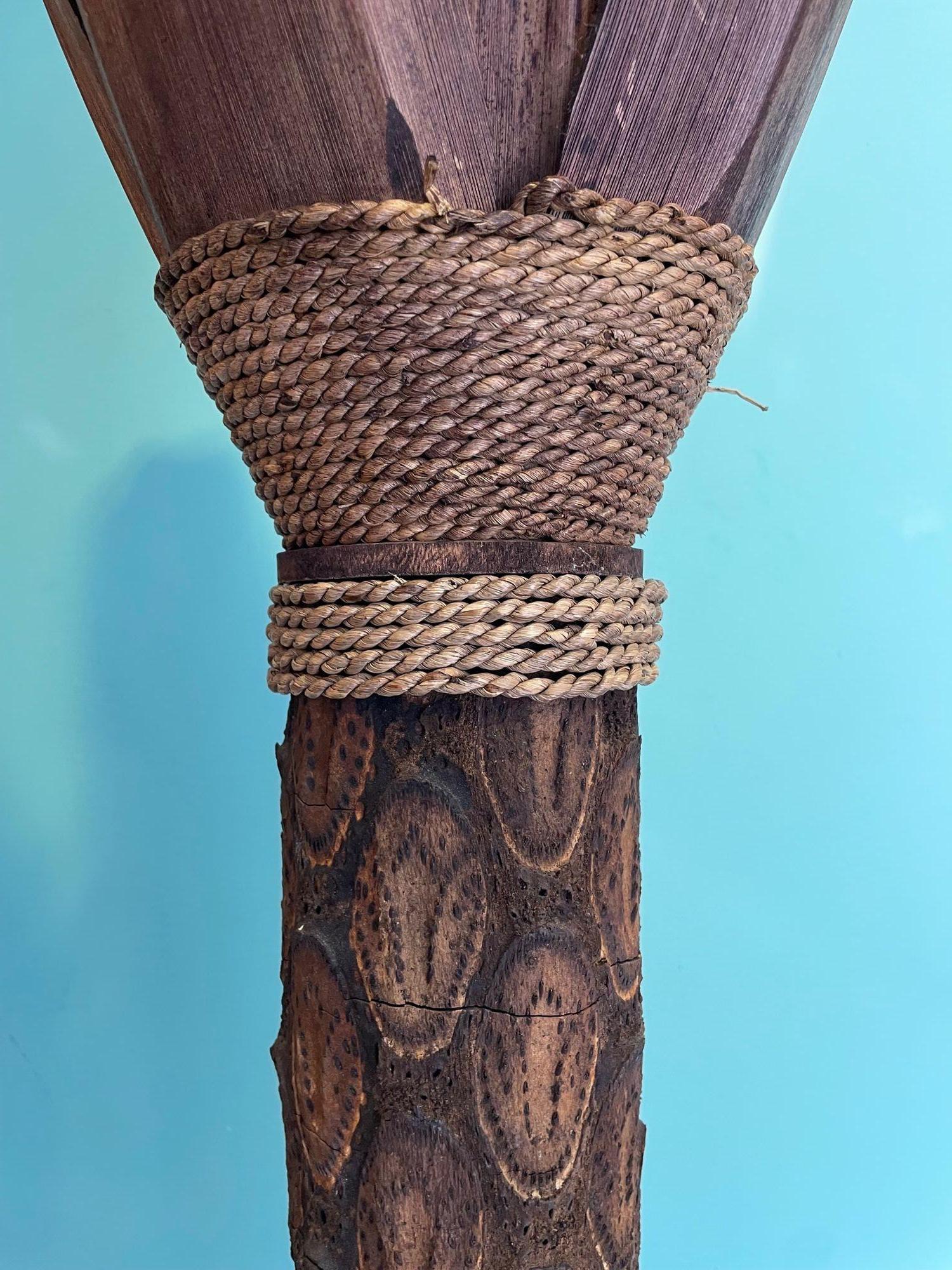 Un lampadaire inhabituel avec un vrai tronc de palmier et des feuilles en bois en vente 10