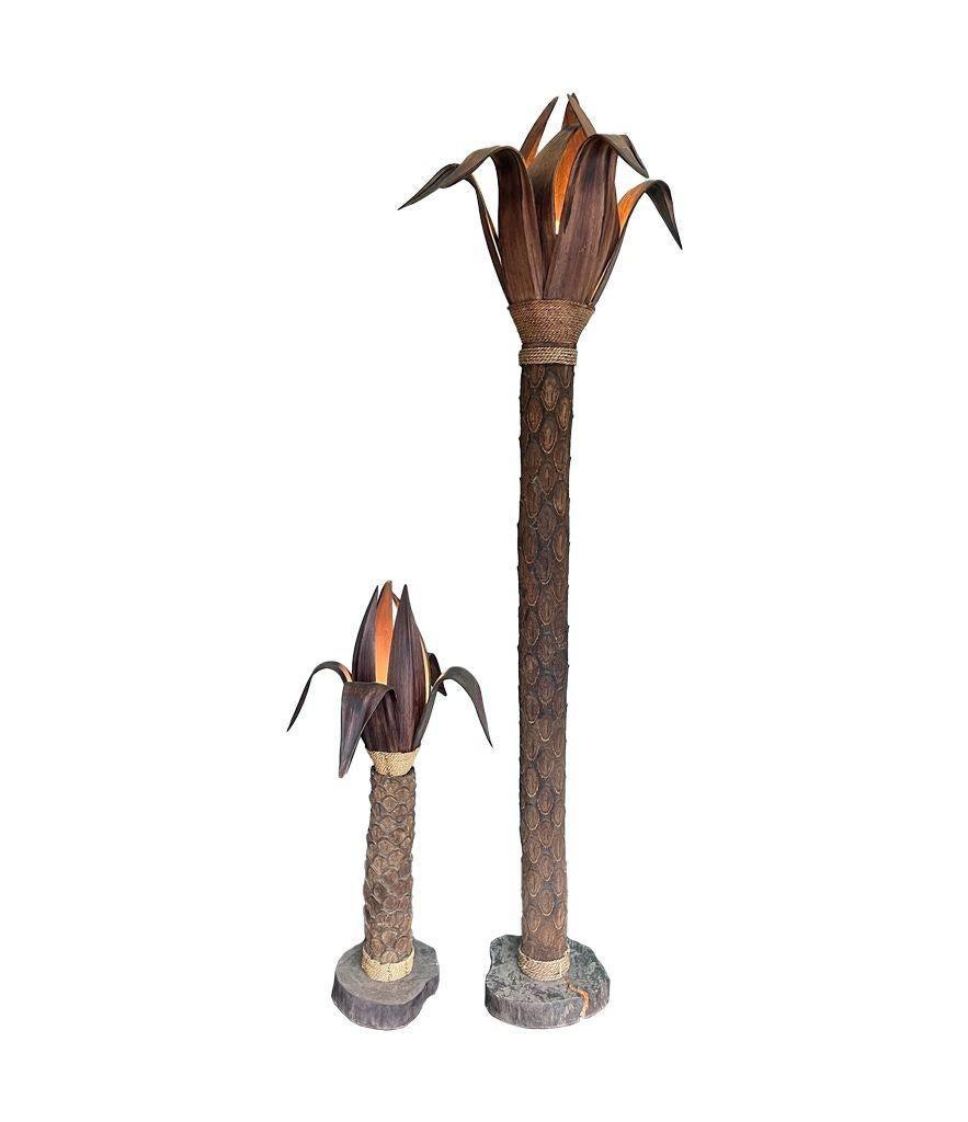 Un lampadaire inhabituel avec un vrai tronc de palmier et des feuilles en bois en vente 11