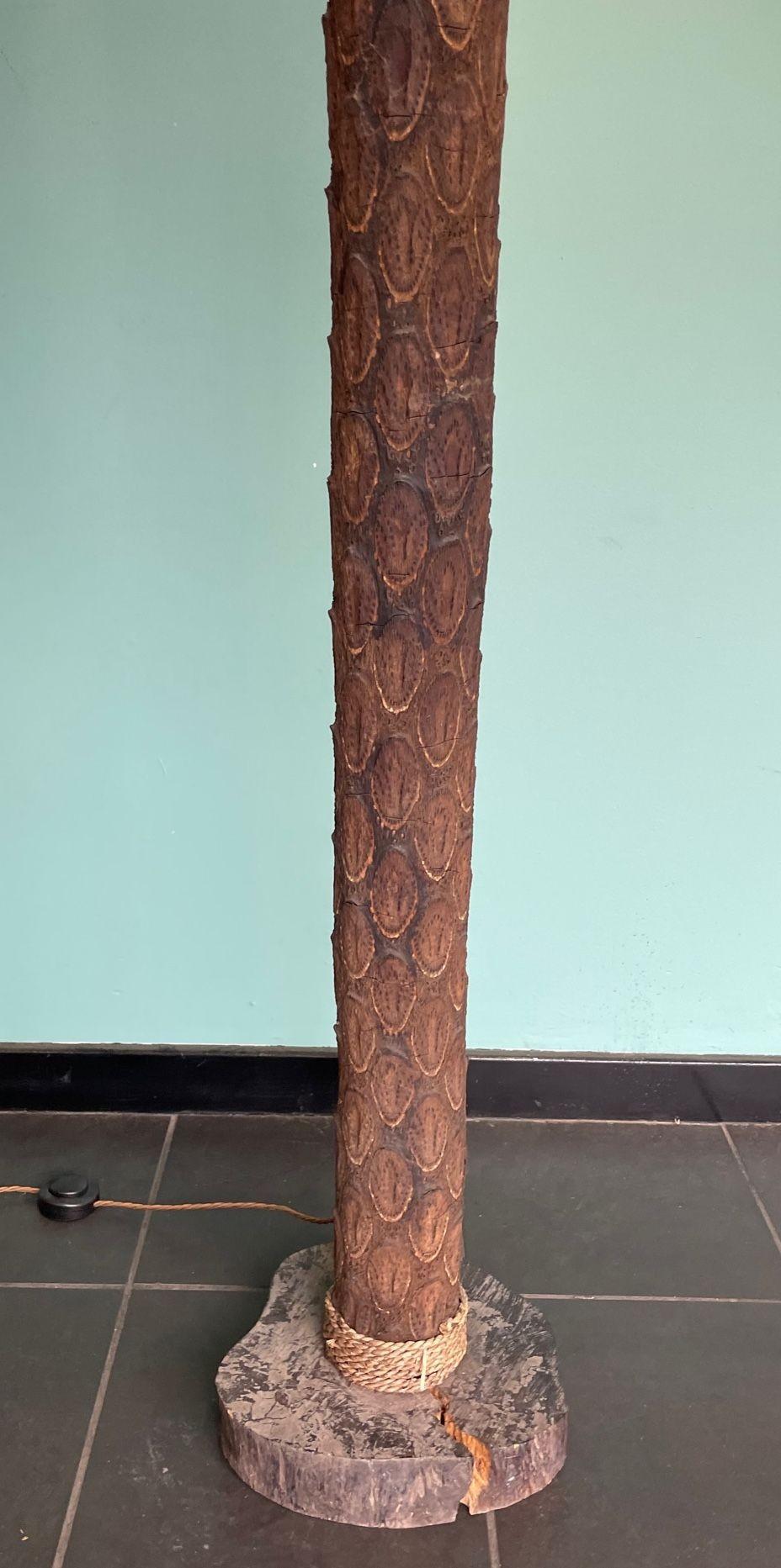 Un lampadaire inhabituel avec un vrai tronc de palmier et des feuilles en bois en vente 12