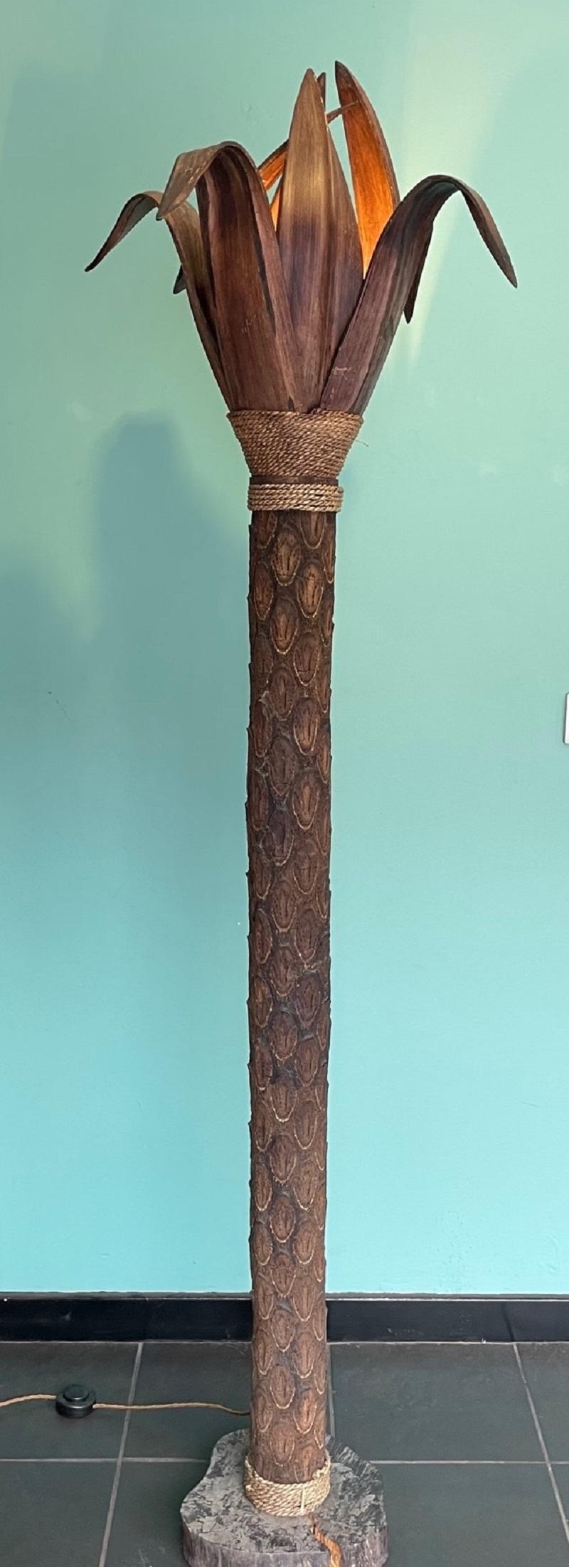 Un lampadaire inhabituel avec un vrai tronc de palmier et des feuilles en bois Bon état - En vente à London, GB