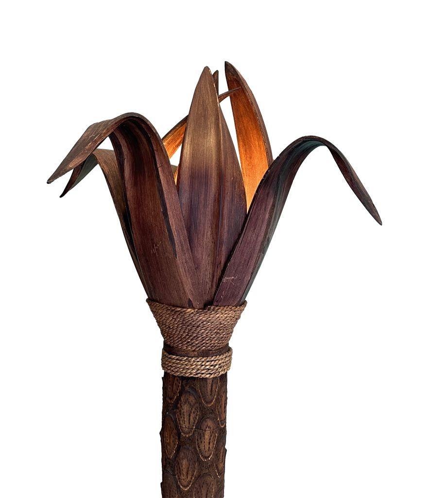 XXIe siècle et contemporain Un lampadaire inhabituel avec un vrai tronc de palmier et des feuilles en bois en vente