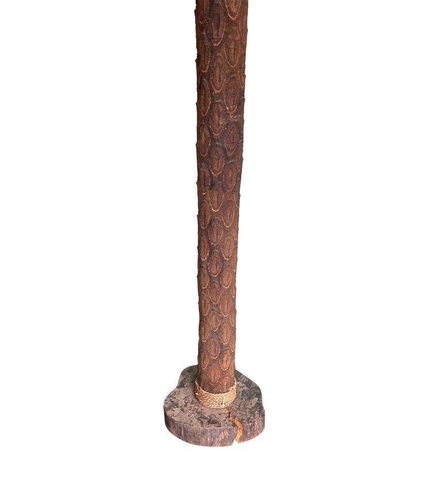 Palmier Un lampadaire inhabituel avec un vrai tronc de palmier et des feuilles en bois en vente