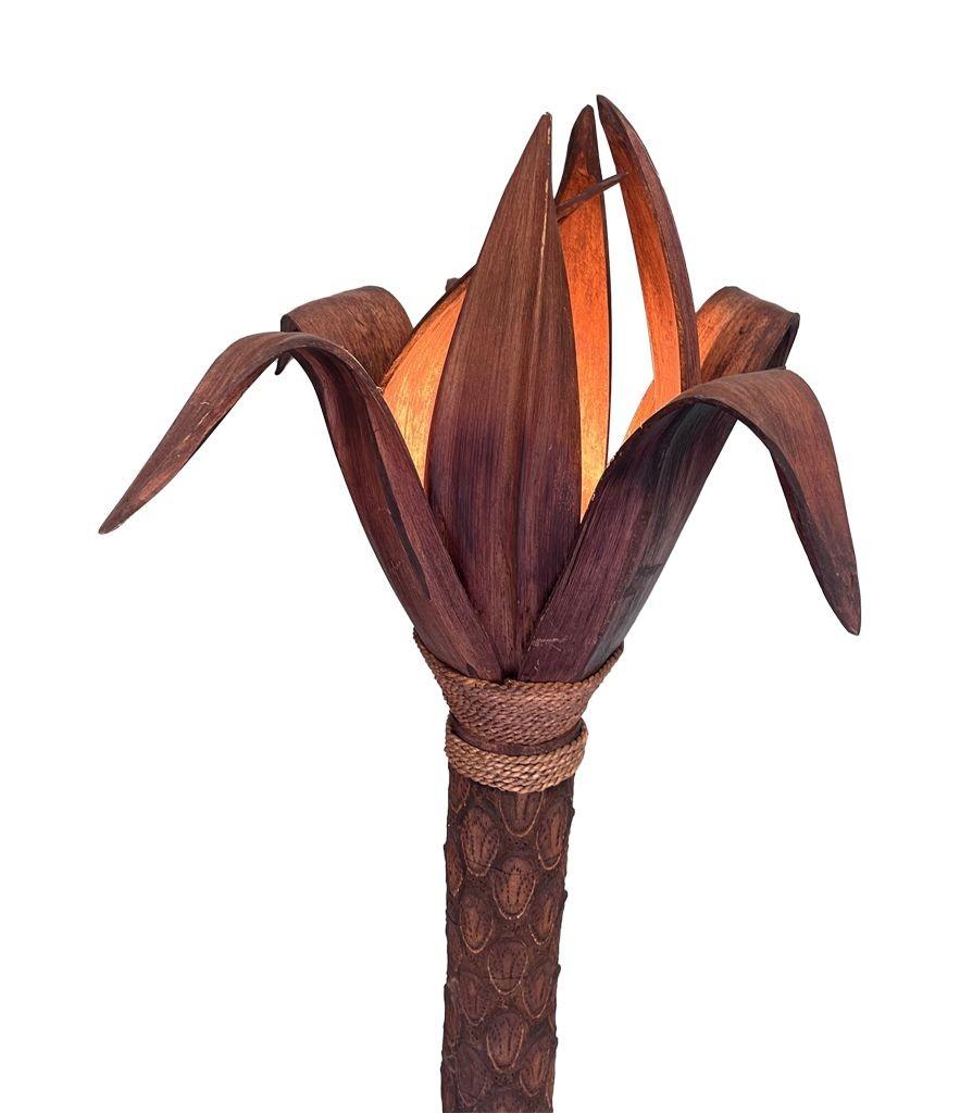 Un lampadaire inhabituel avec un vrai tronc de palmier et des feuilles en bois en vente 1