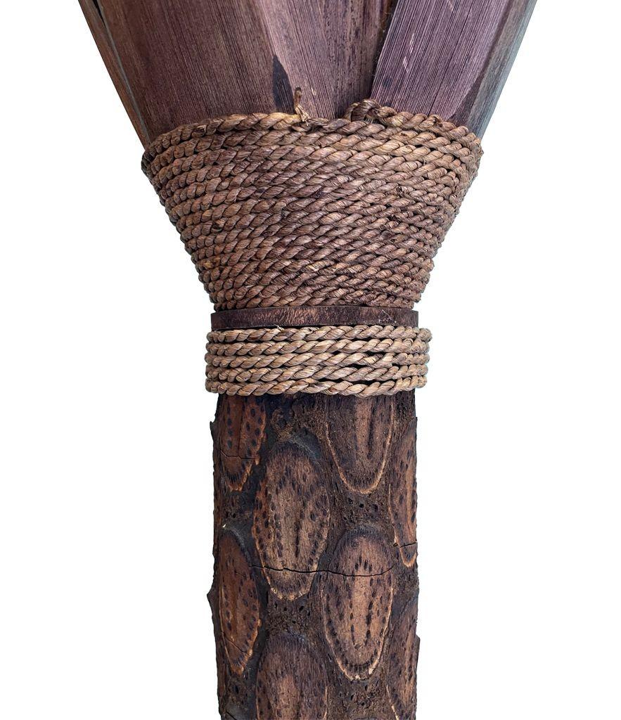 Un lampadaire inhabituel avec un vrai tronc de palmier et des feuilles en bois en vente 2