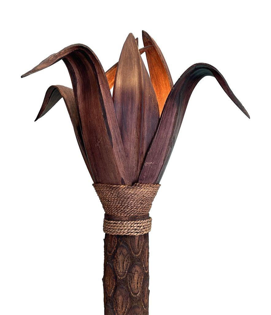 Un lampadaire inhabituel avec un vrai tronc de palmier et des feuilles en bois en vente 3