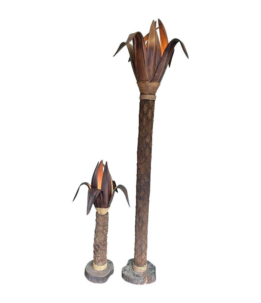Un lampadaire inhabituel avec un vrai tronc de palmier et des feuilles en bois en vente 4