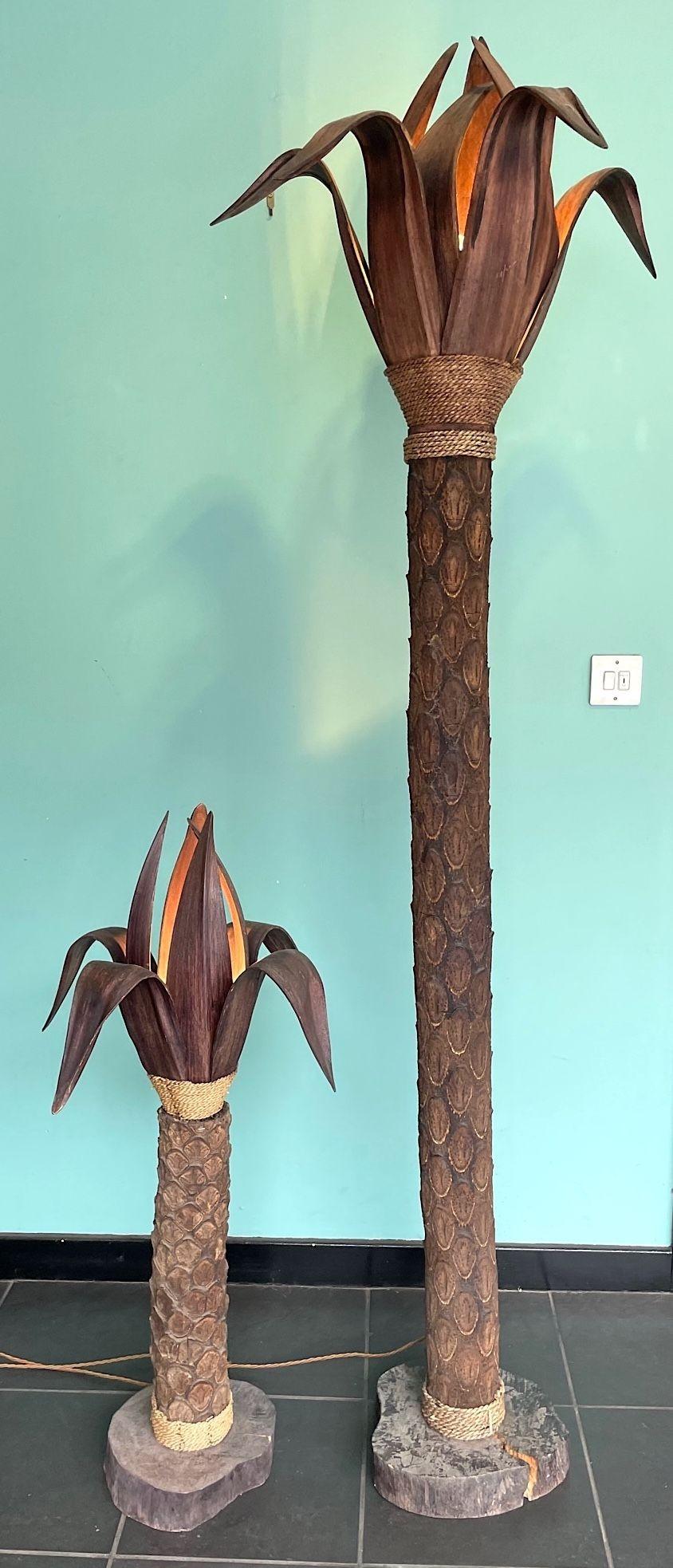 Un'insolita lampada da terra a forma di albero di palma con base in legno a forma di foglie in vendita 11