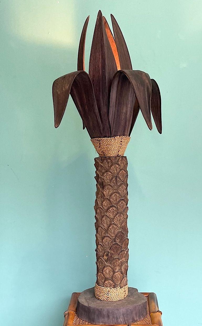 Un'insolita lampada da terra a forma di palma con un vero tronco di palma, con dettagli in corda, base in legno e foglie sagomate in legno. Ricablato con nuovi accessori in ottone, cavo flessibile in oro antico, interruttore a pedale e testato dal