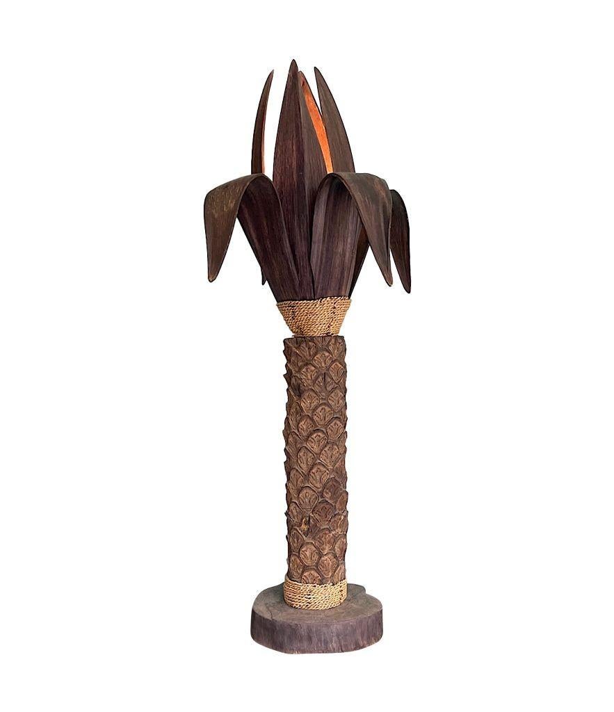 XXI secolo e contemporaneo Un'insolita lampada da terra a forma di albero di palma con base in legno a forma di foglie in vendita
