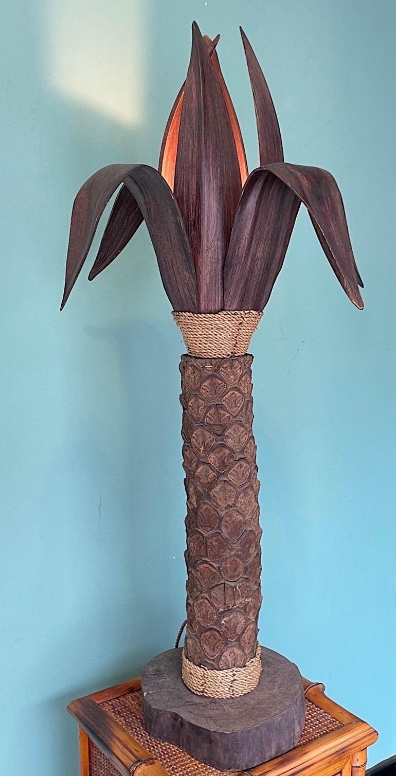 Legno Un'insolita lampada da terra a forma di albero di palma con base in legno a forma di foglie in vendita