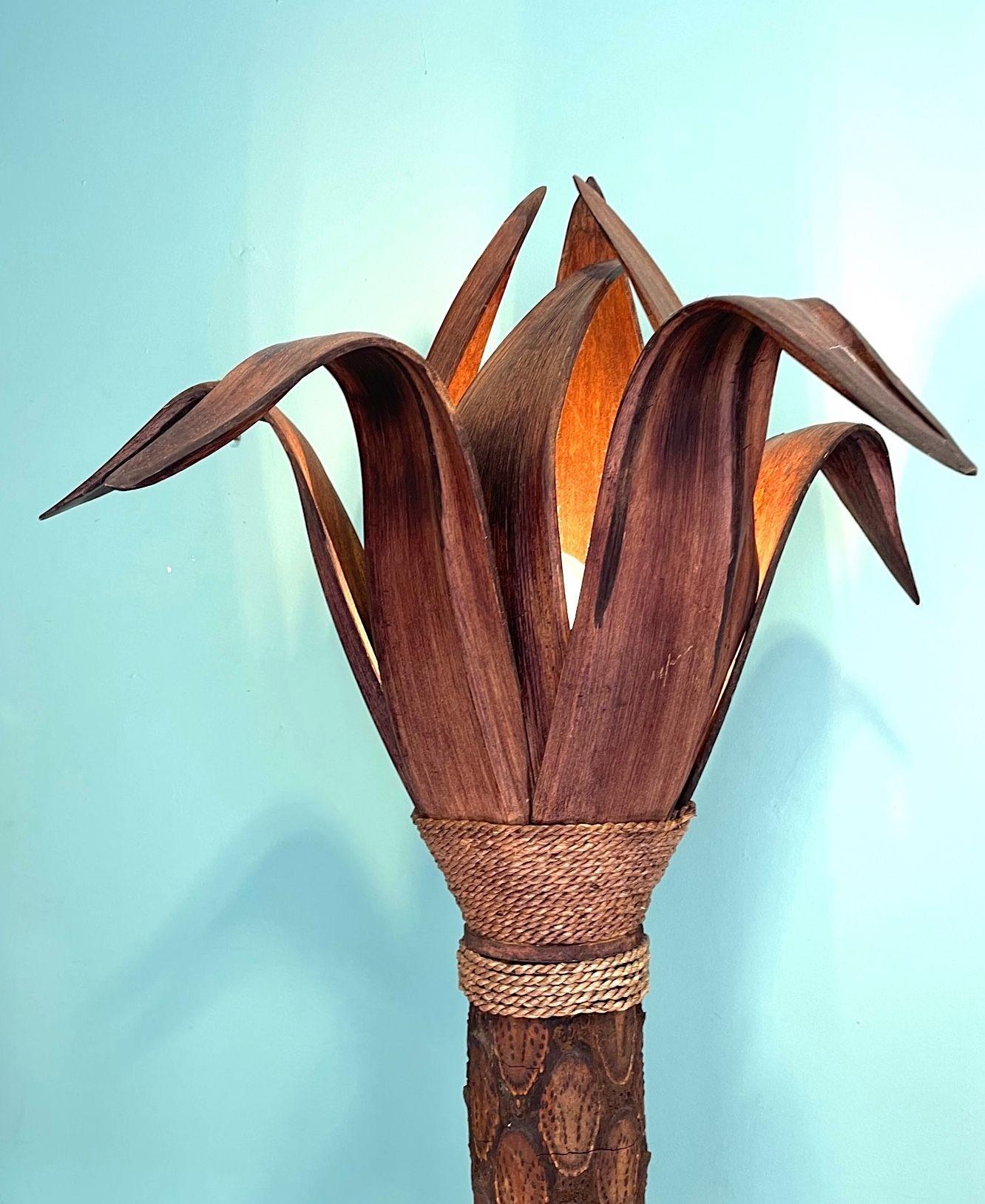 Un'insolita lampada da terra a forma di albero di palma con base in legno a forma di foglie in vendita 2
