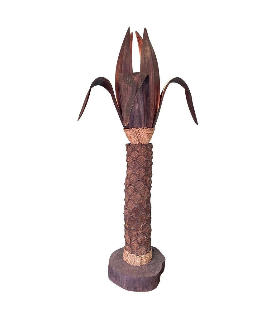 Un'insolita lampada da terra a forma di albero di palma con base in legno a forma di foglie in vendita 3