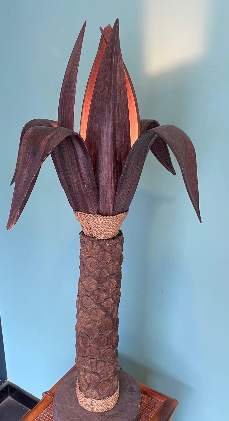 Un'insolita lampada da terra a forma di albero di palma con base in legno a forma di foglie in vendita 4