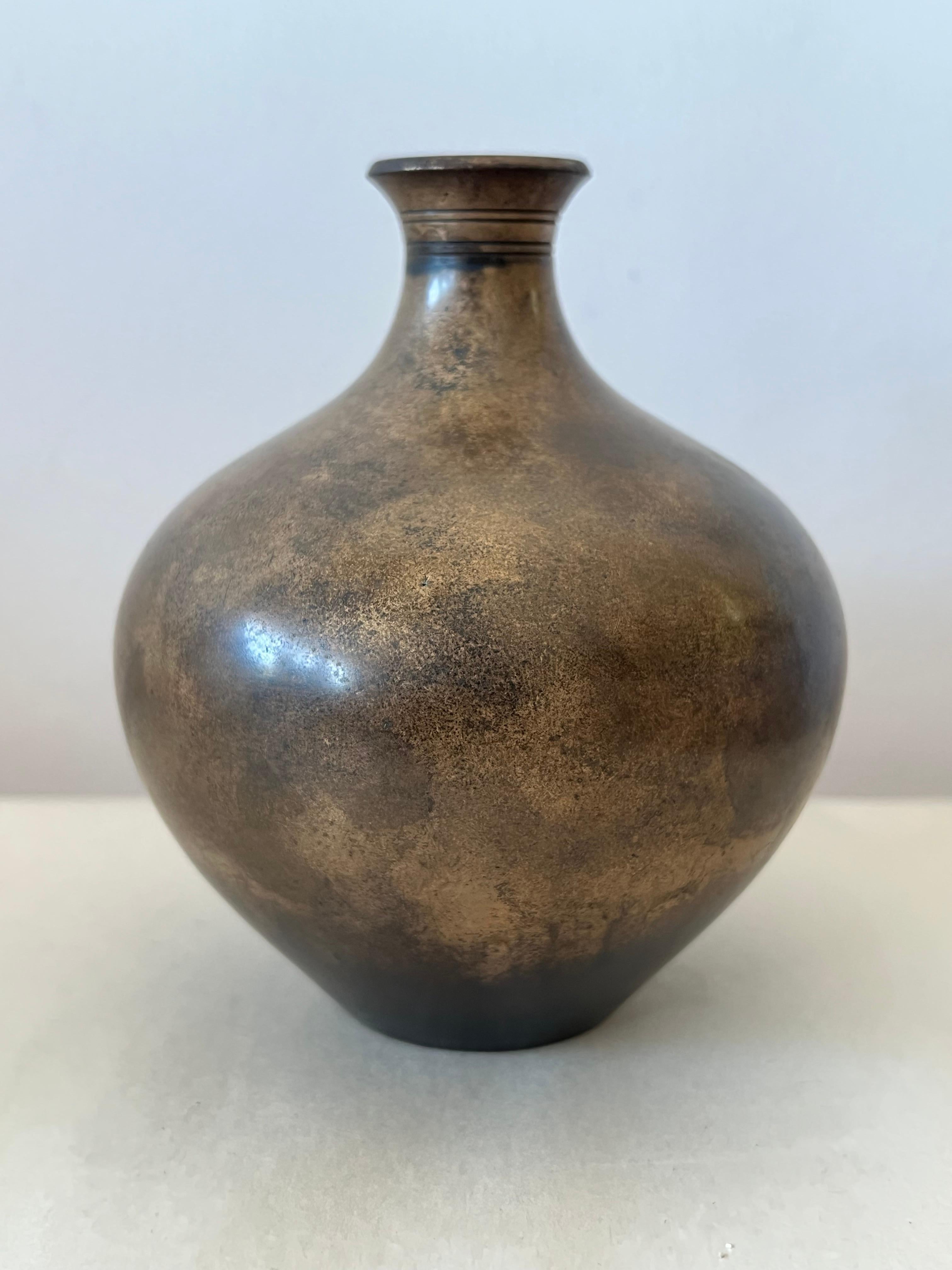 Ungewöhnliche Vase aus patinierter Bronze von Just Andersen, Dänemark, ca. 1940er Jahre (Dänisch) im Angebot