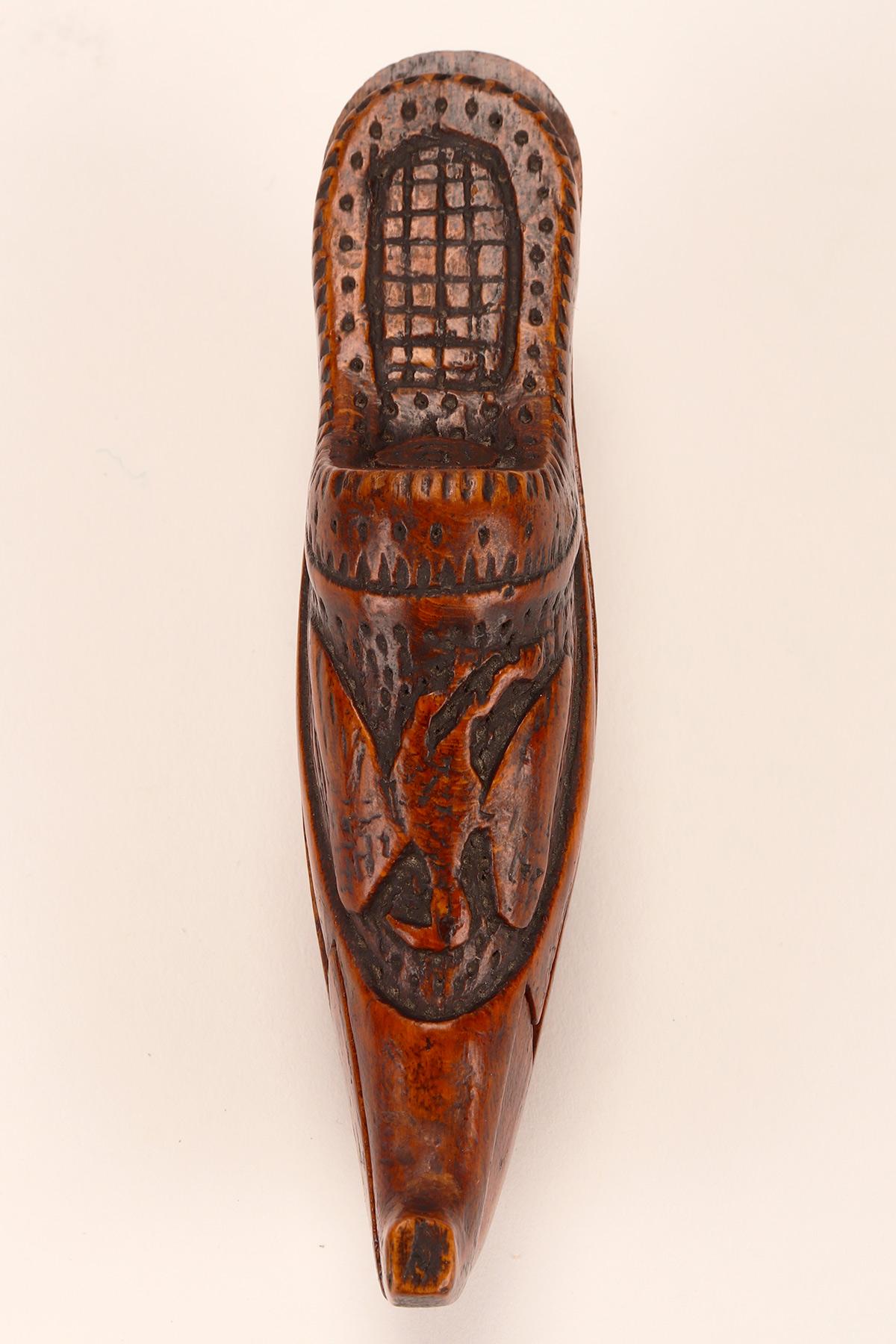 Une tabatière inhabituelle en forme de chaussure en bois de ronce. Prusse, Allemagne, 1871. en vente 1