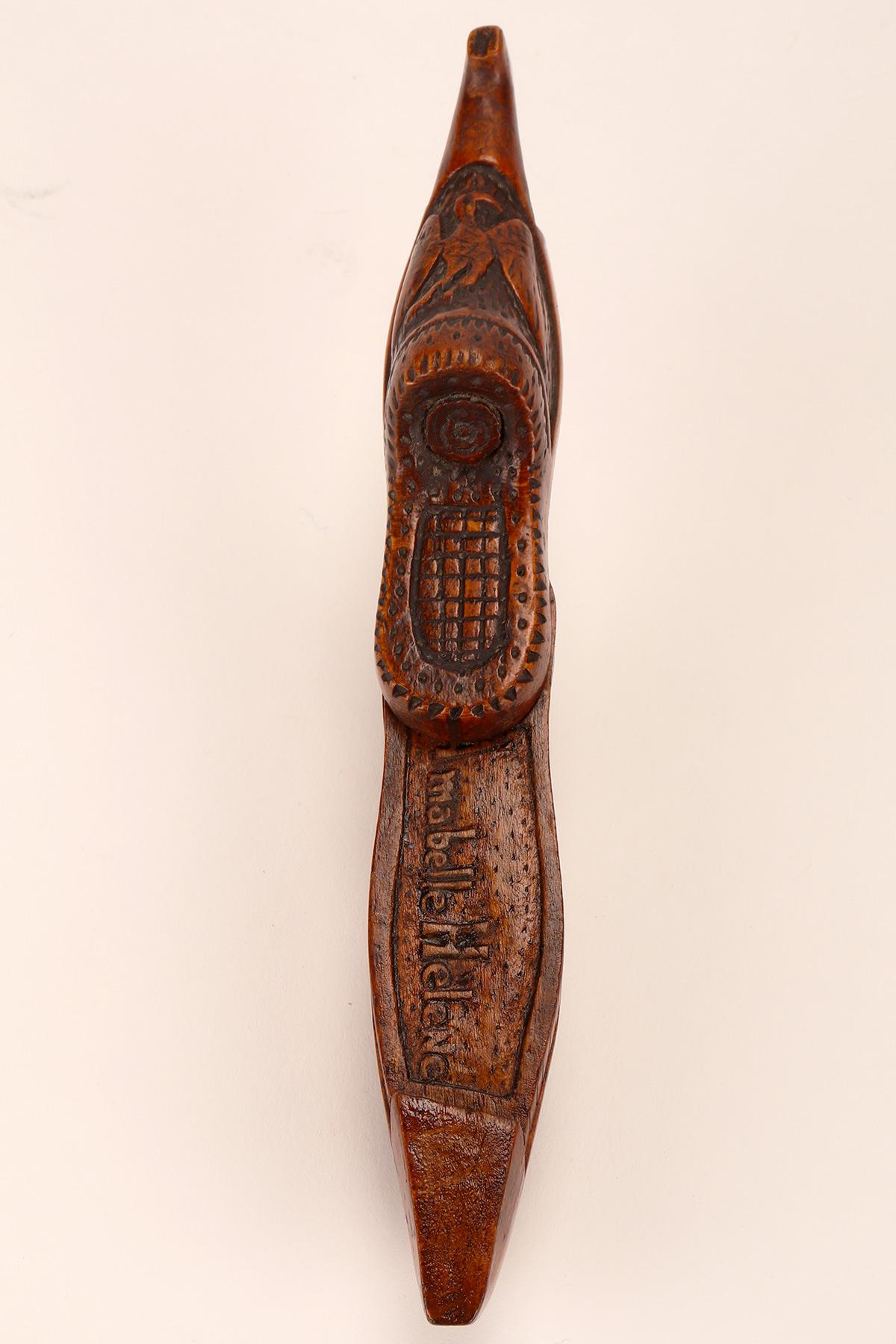 Une tabatière inhabituelle en forme de chaussure en bois de ronce. Prusse, Allemagne, 1871. en vente 2