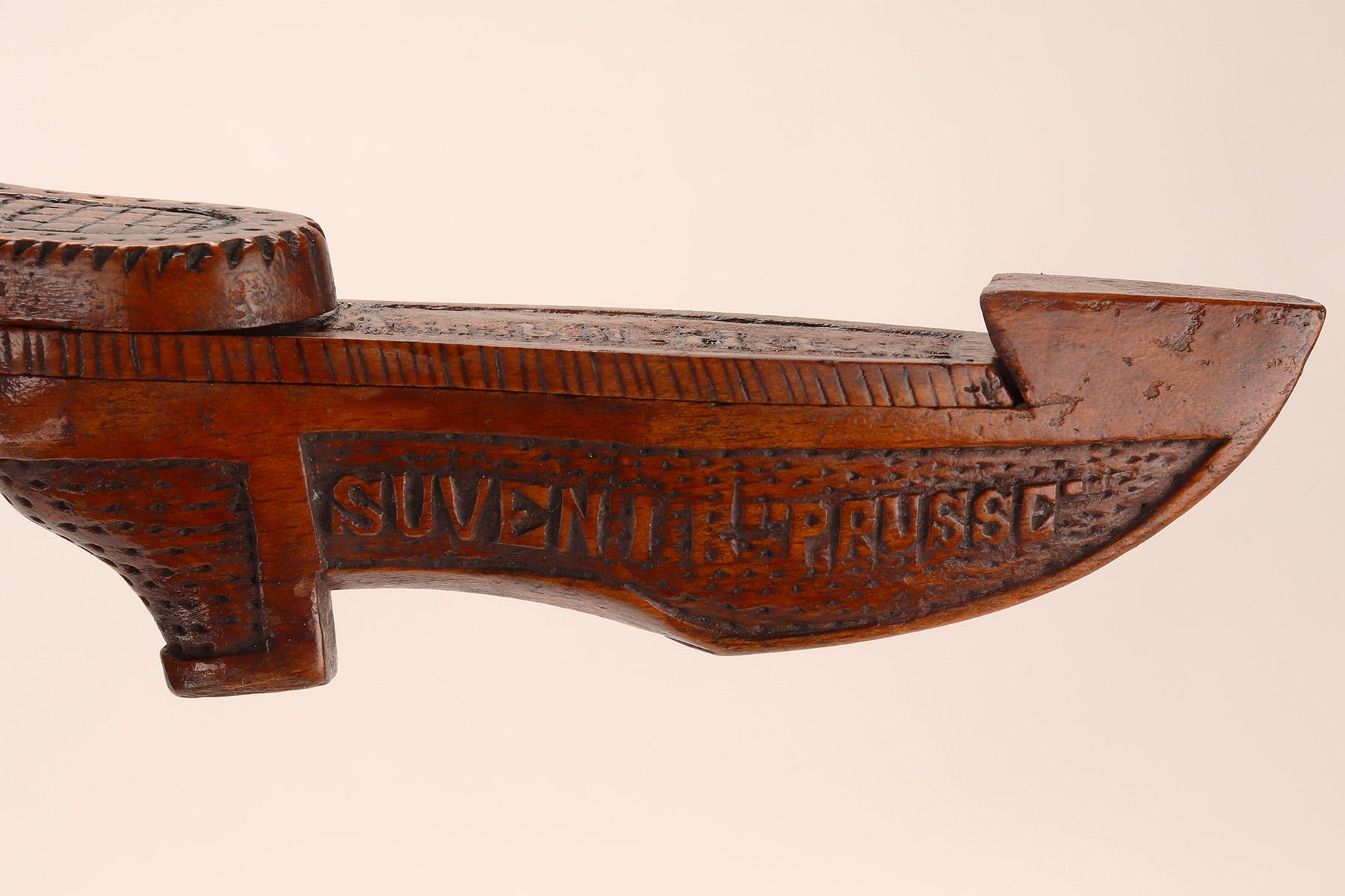 Une tabatière inhabituelle en forme de chaussure en bois de ronce. Prusse, Allemagne, 1871. en vente 5
