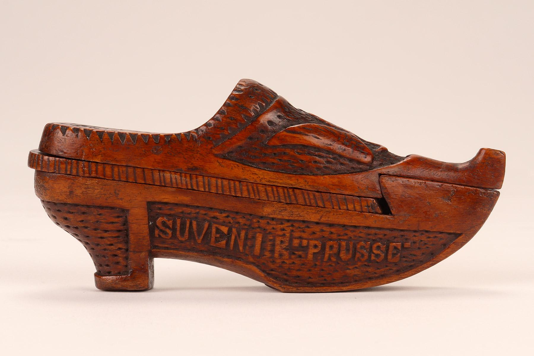 Unusual Shoe-Shaped Burl Wood Snuffbox. Prussia, Germany, 1871 In Good Condition For Sale In Milan, IT