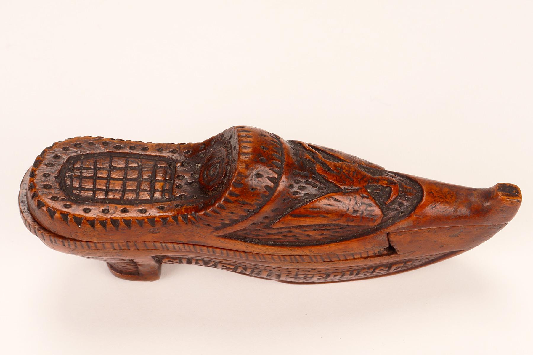 Une tabatière inhabituelle en forme de chaussure en bois de ronce. Prusse, Allemagne, 1871. Bon état - En vente à Milan, IT